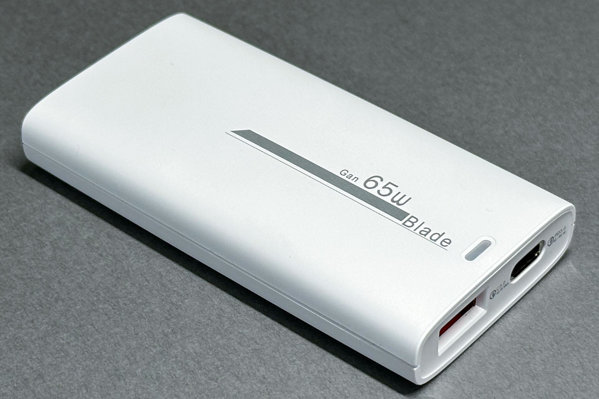 大きさは88×45×14mmで、重さは約85g。