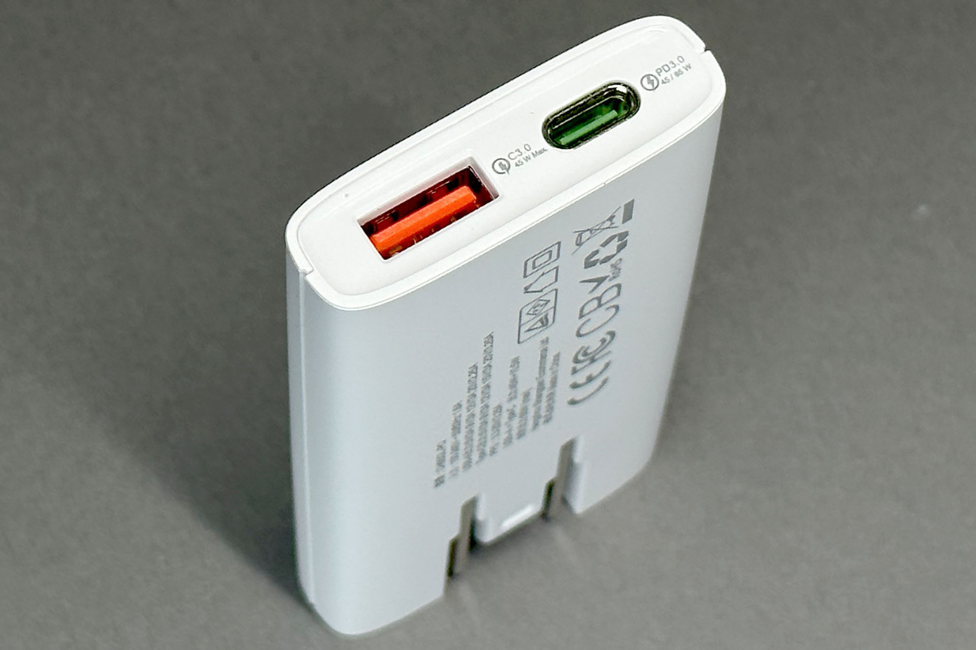 コンセントに挿すプラグとは反対の端に出力ポートがある。