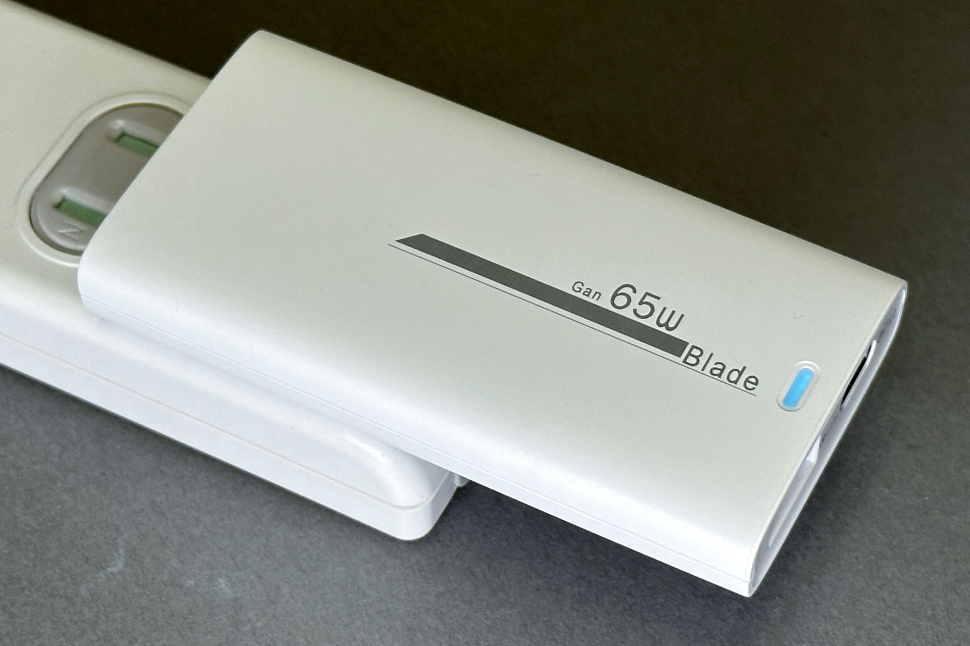 コンセントに挿すと薄いブルーのLEDランプが点灯する。給電してもこの色のまま。