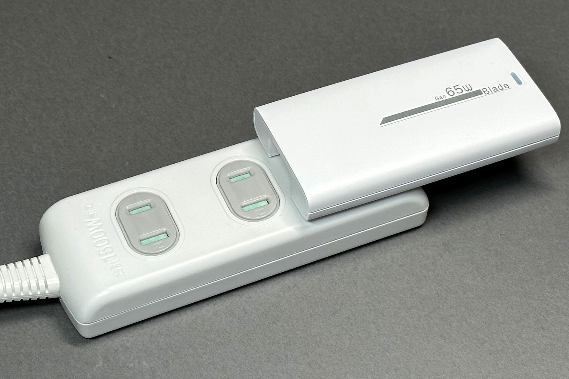 マルチタップに挿した状態で隣のジャックをふさぐことはないが、隣に挿すACアダプターとは干渉しがちかもしれない。