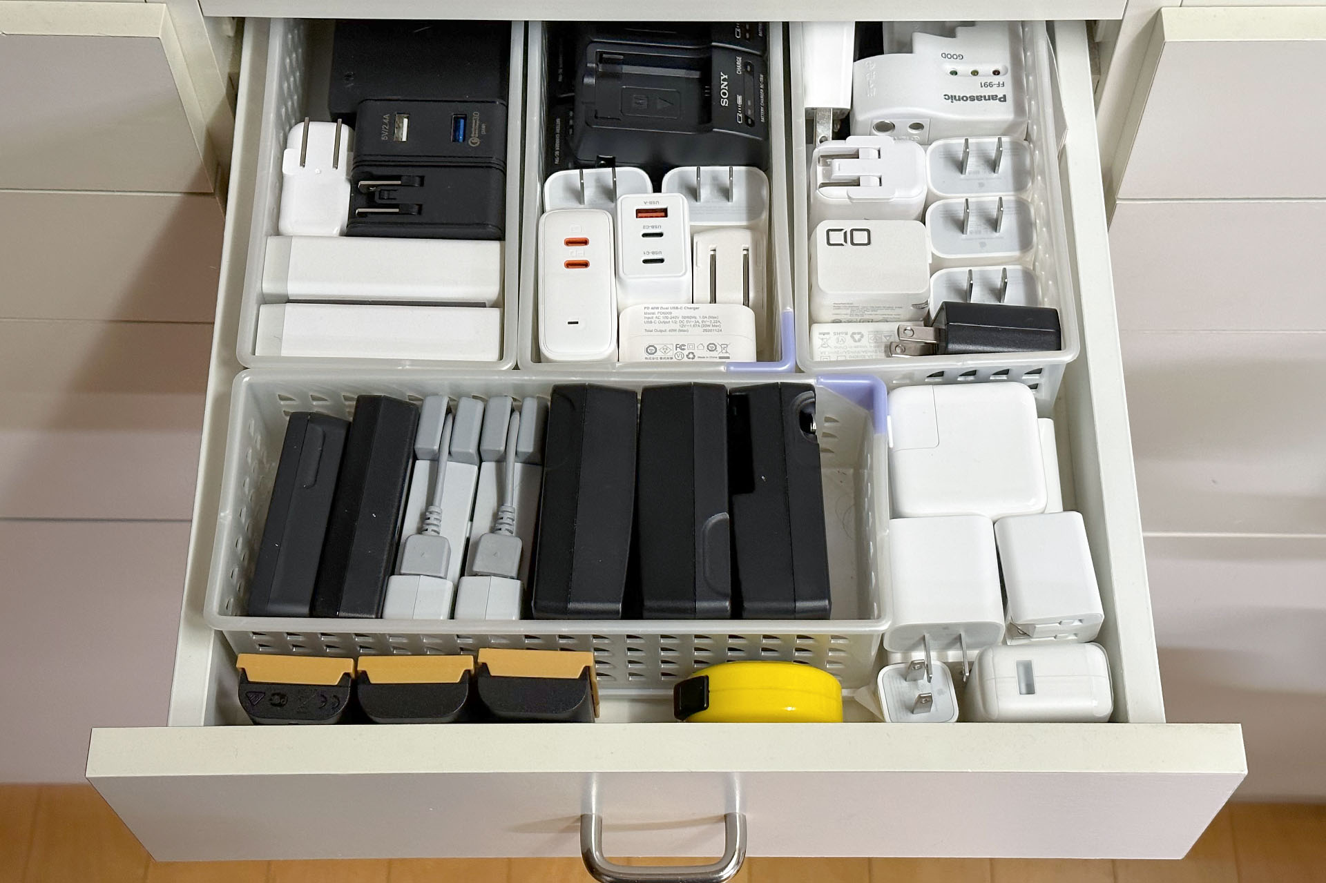 USB-ACアダプターおよびバッテリーチャージャー用の引き出し。USB-ACアダプターについては……見ていると反エコロジーな気がしてきて気が滅入るほど持っている。
