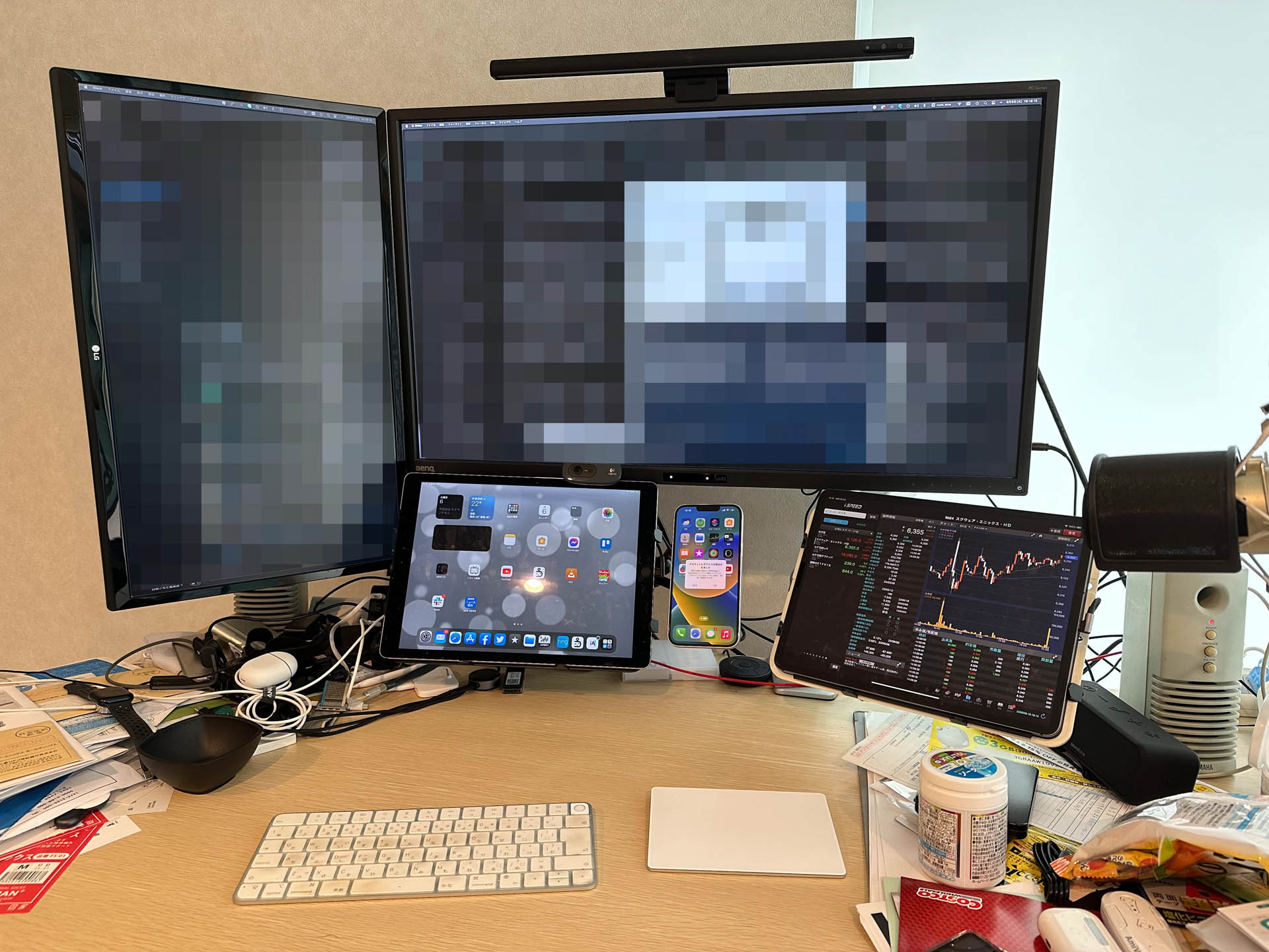 いつも散らかってる筆者のお仕事デスク。冷静に考えてみるとこの環境、50万円以上かかってる