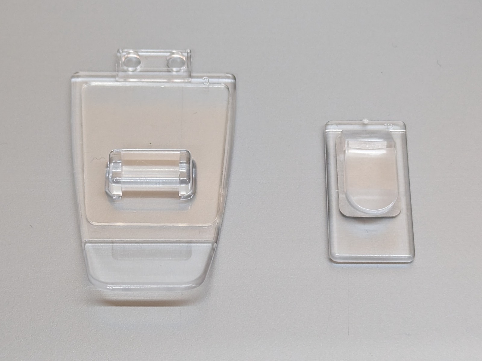 本体はフックと、それを引っ掛けるベースのセット。耐荷重は300gと十分