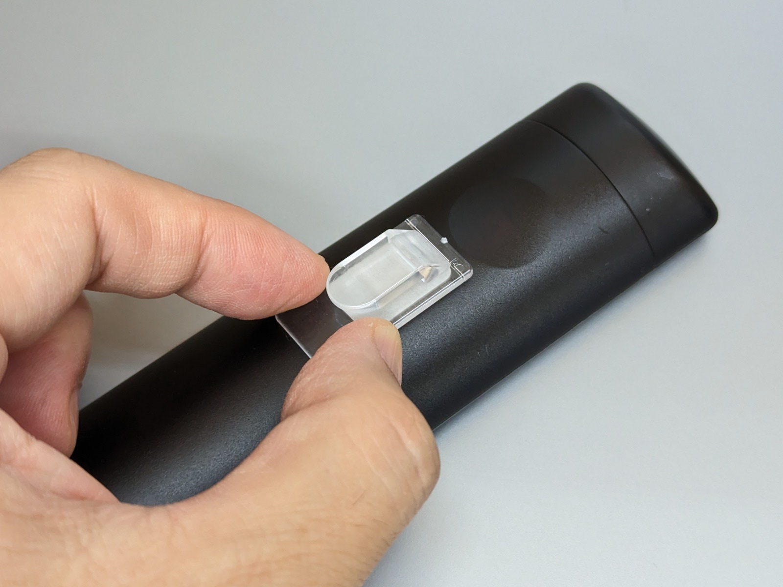 まずはリモコンにフックを貼り付ける