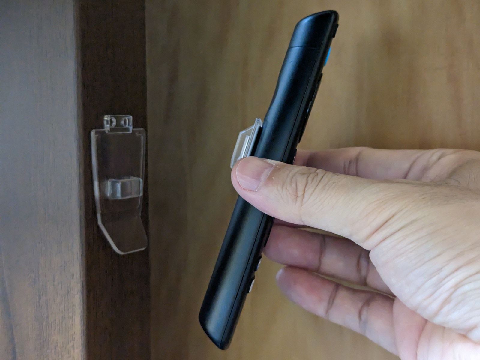 リモコンを上からスライドさせるようにして引っ掛ける