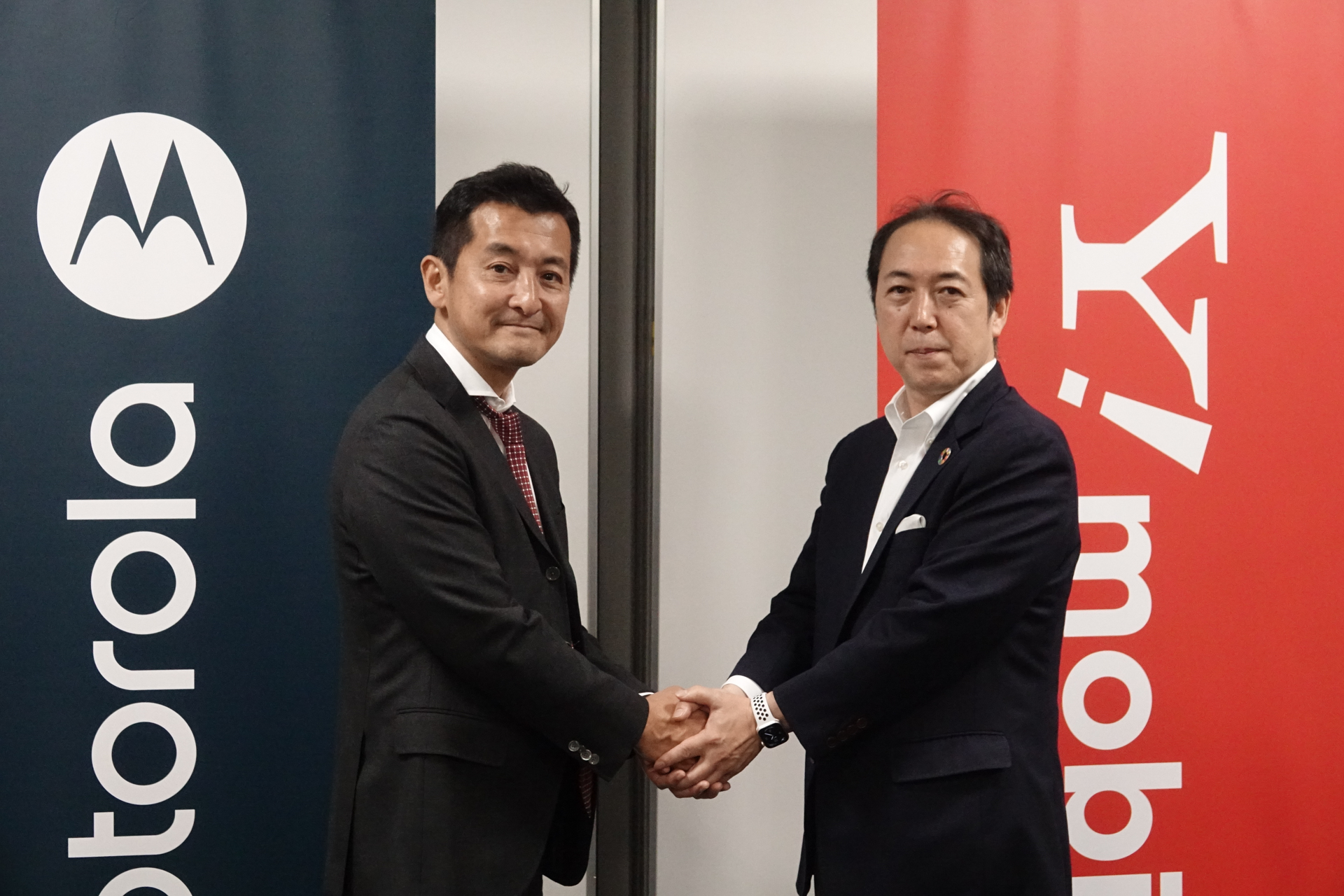 左：モトローラ・モビリティ・ジャパン 代表取締役社長の松原丈太氏、右：ソフトバンク 常務執行役員の寺尾洋幸氏