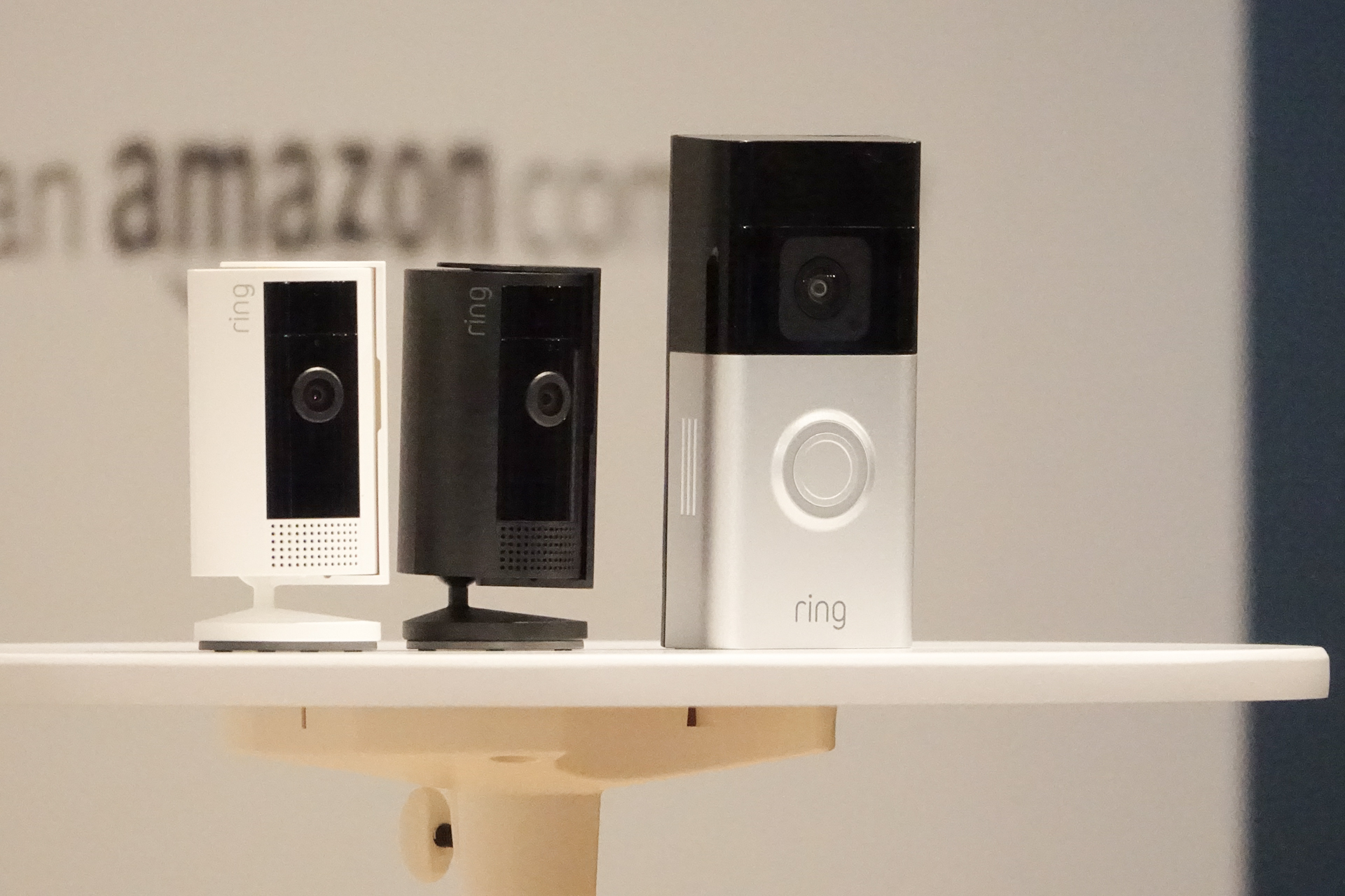 左：「Ring Indoor Cam（第2世代）」、右：「Ring Battery Doorbell Plus」