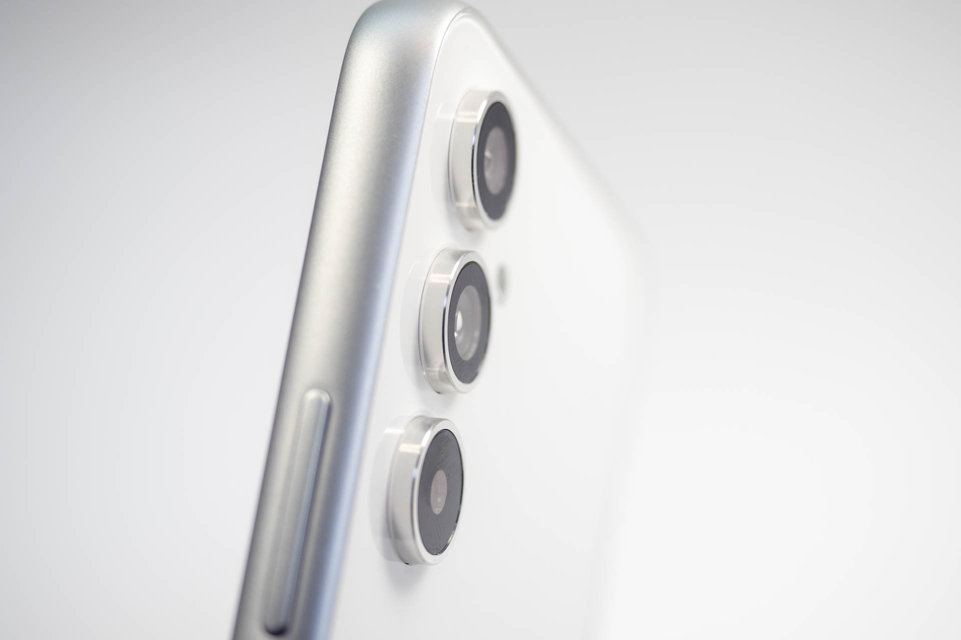 3つのカメラが縦に並んだデザイン