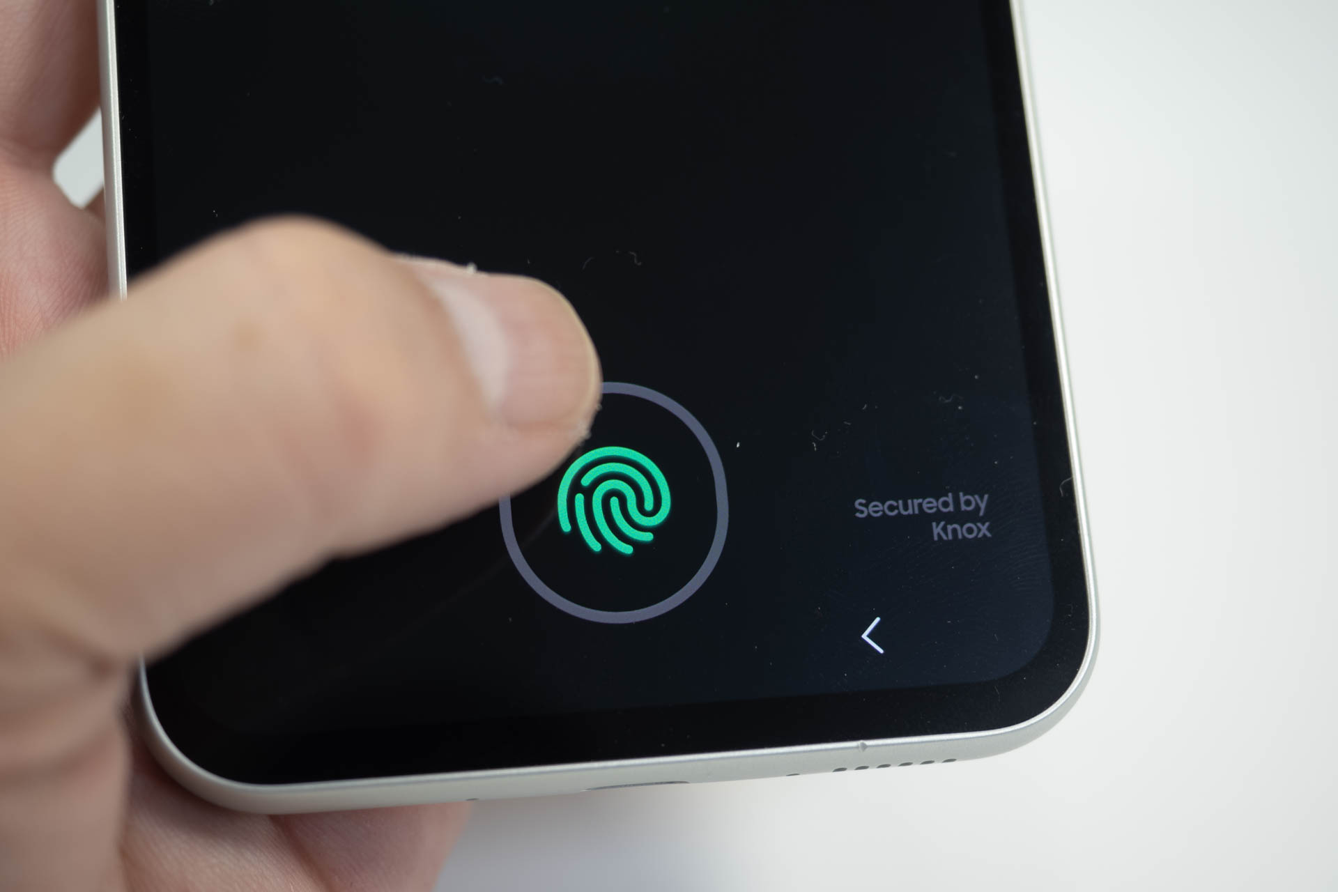 指紋認証センサーはディスプレーにある