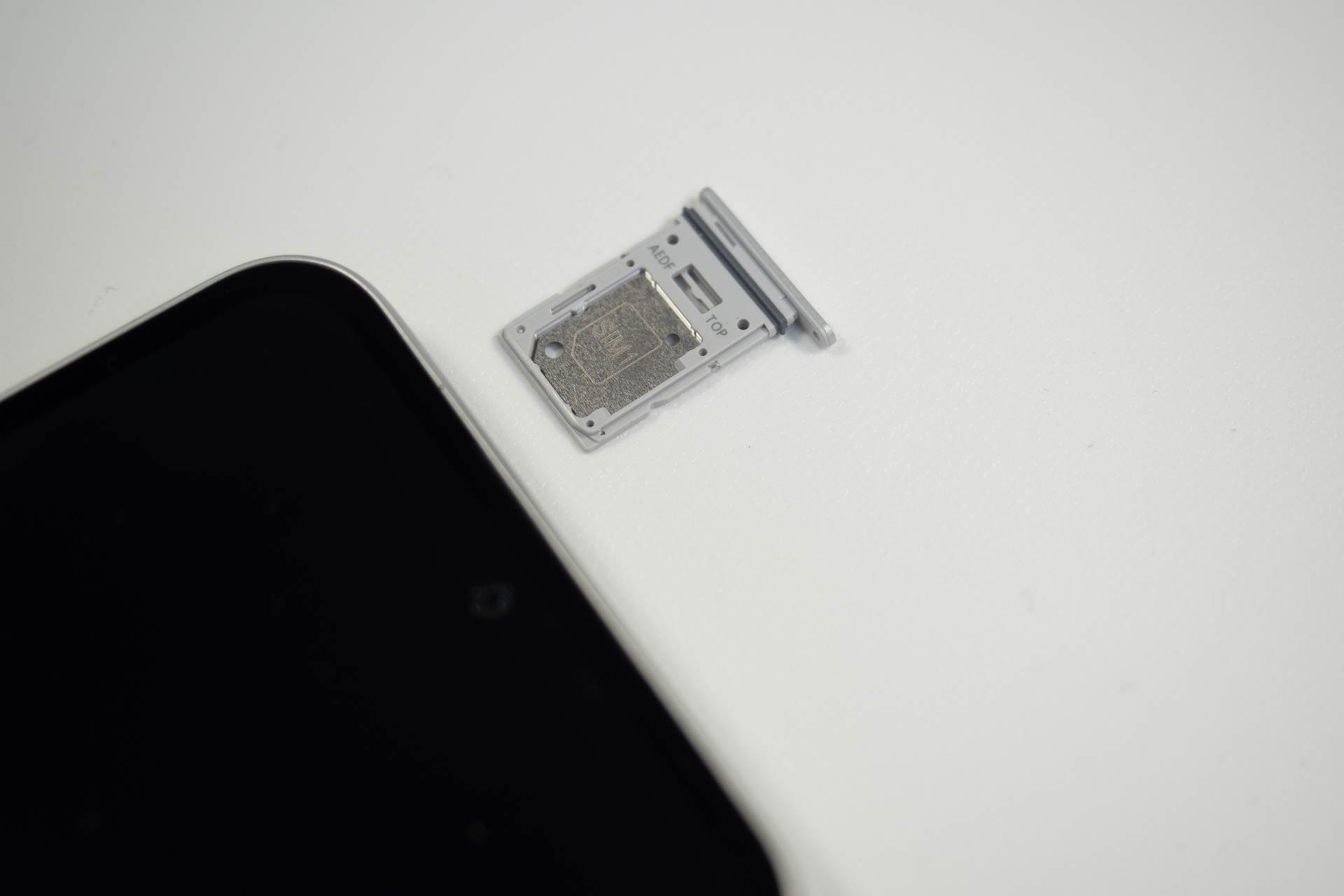 本体上部にSIMトレーを装備