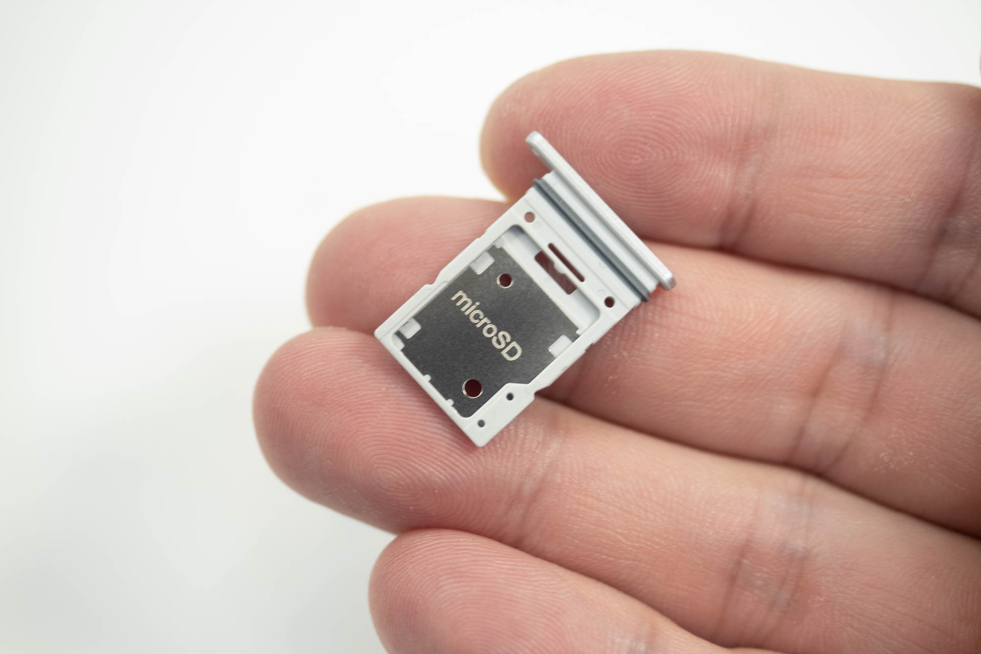 SIMトレーは両面を使うタイプ