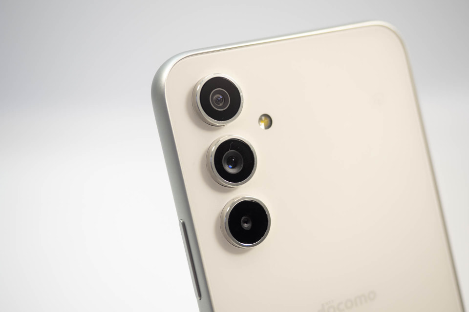 Galaxy A54 5G」レビュー、トリプルカメラに美しいディスプレイ