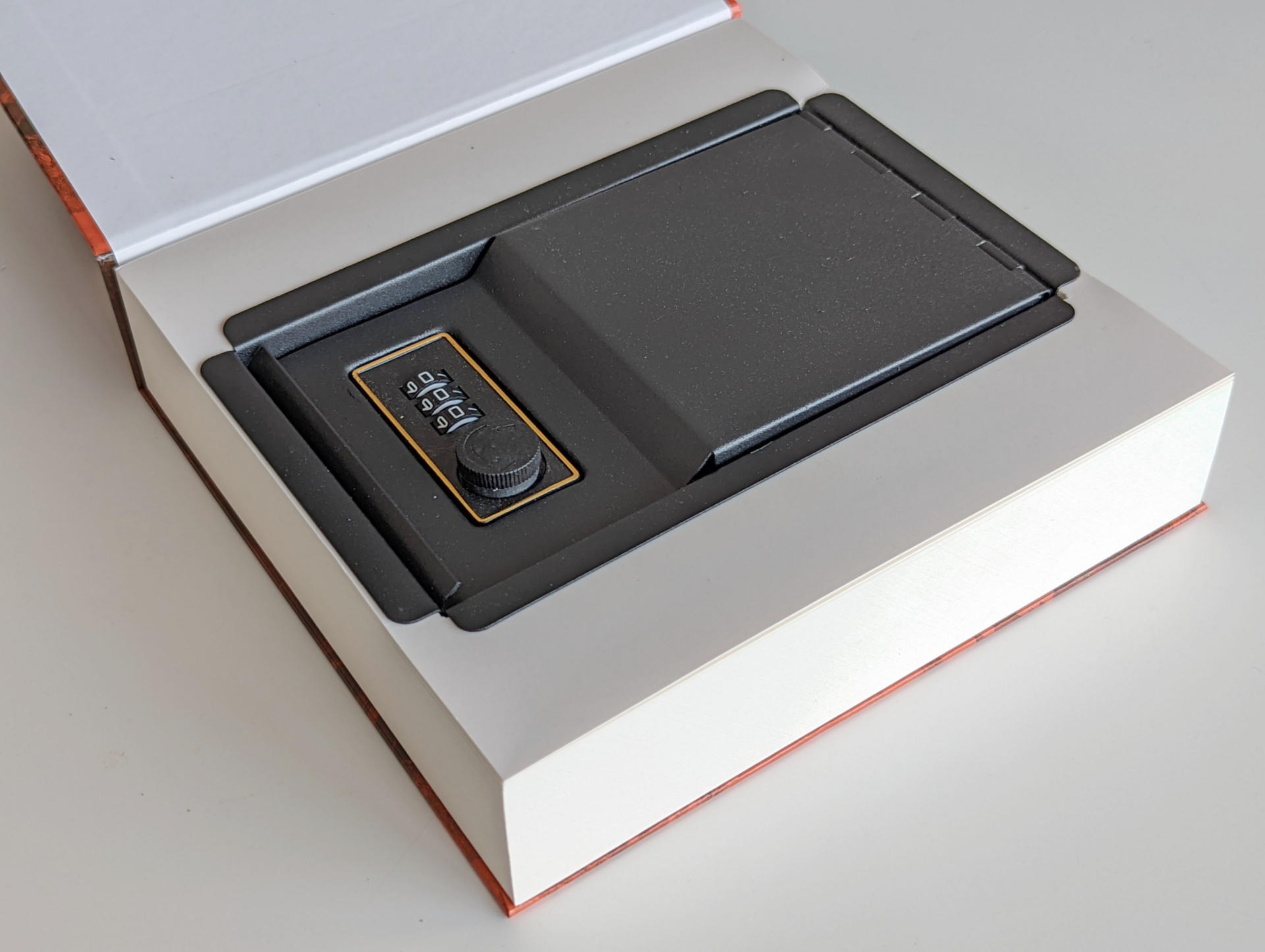 ブック型セキュリティBOXの内部は本物の紙をスタックして切り抜いたかのような凝りようだが外装のアプリパッケージのイメージとはミスマッチな感覚が……