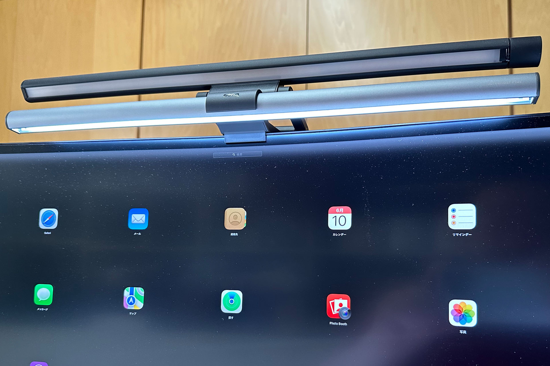 モニター掛け式ライトは2機種使っている。BenQのモニター掛け式ライト<a href="https://www.benq.com/ja-jp/lighting/screenbar-lamp/screenbar-plus.html" class="strong bn" target="_blank">「ScreenBar Plus」</a>とBaseus「モニター ライト スクリーン」である。