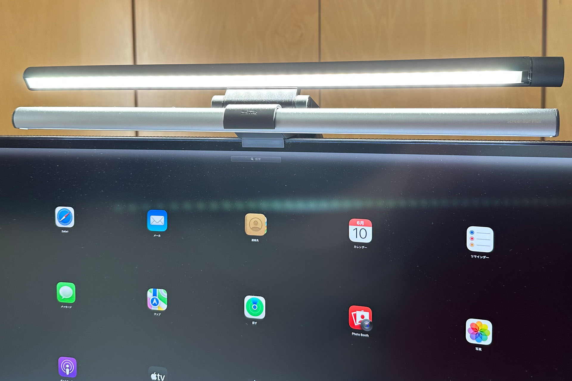 下段のBenQ「ScreenBar Plus」は机上を照らすライトで、上段のBaseus「モニター ライト スクリーン」はビデオ会議時に自分の顔を照らすために使っている。