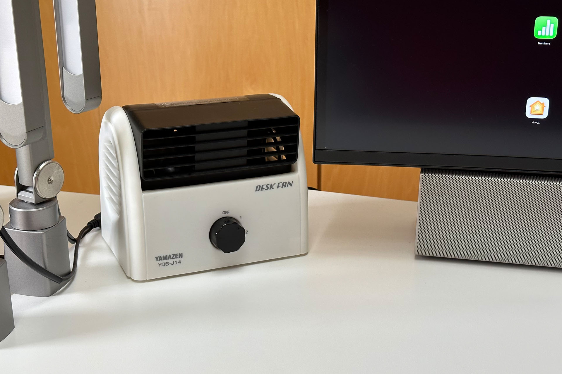 卓上扇風機のYAMAZEN「DESK FAN YDS-J14」。コンパクトに置ける卓上ファンで、夏場はもちろん冬でも時々使うので、この位置に出しっぱなしにしている。