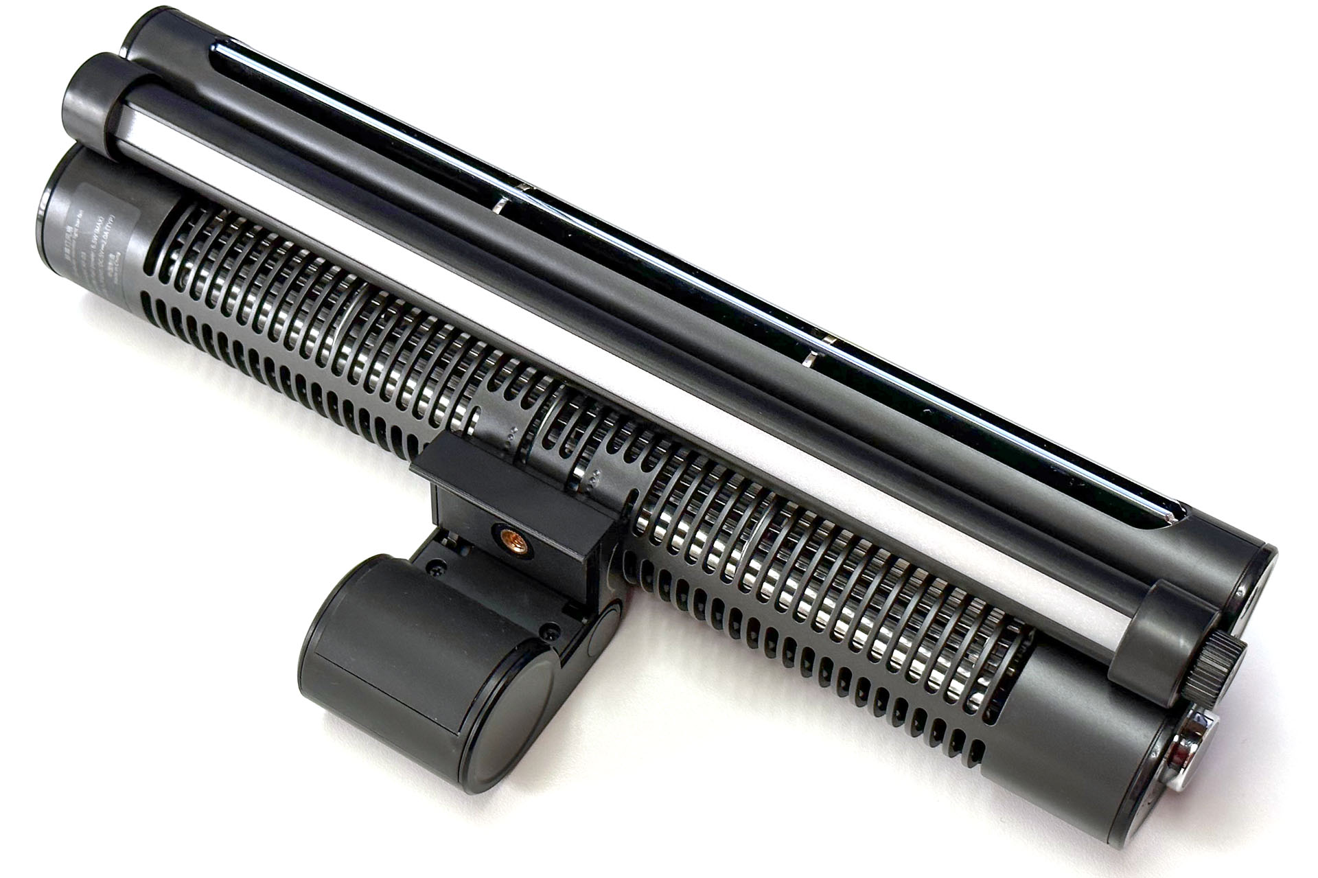 裏返した様子。机上を照らす棒状LEDは40度の角度で向きを変えられるが、人の顔までは照らせない。ファンは約45度の範囲で向きを変えられる。ちなみに、ディスプレイ上部に引っ掛けるブラケットには三脚ネジ穴があり、さらにこのブラケットは本体と容易に着脱できる興味深い作りになっている。