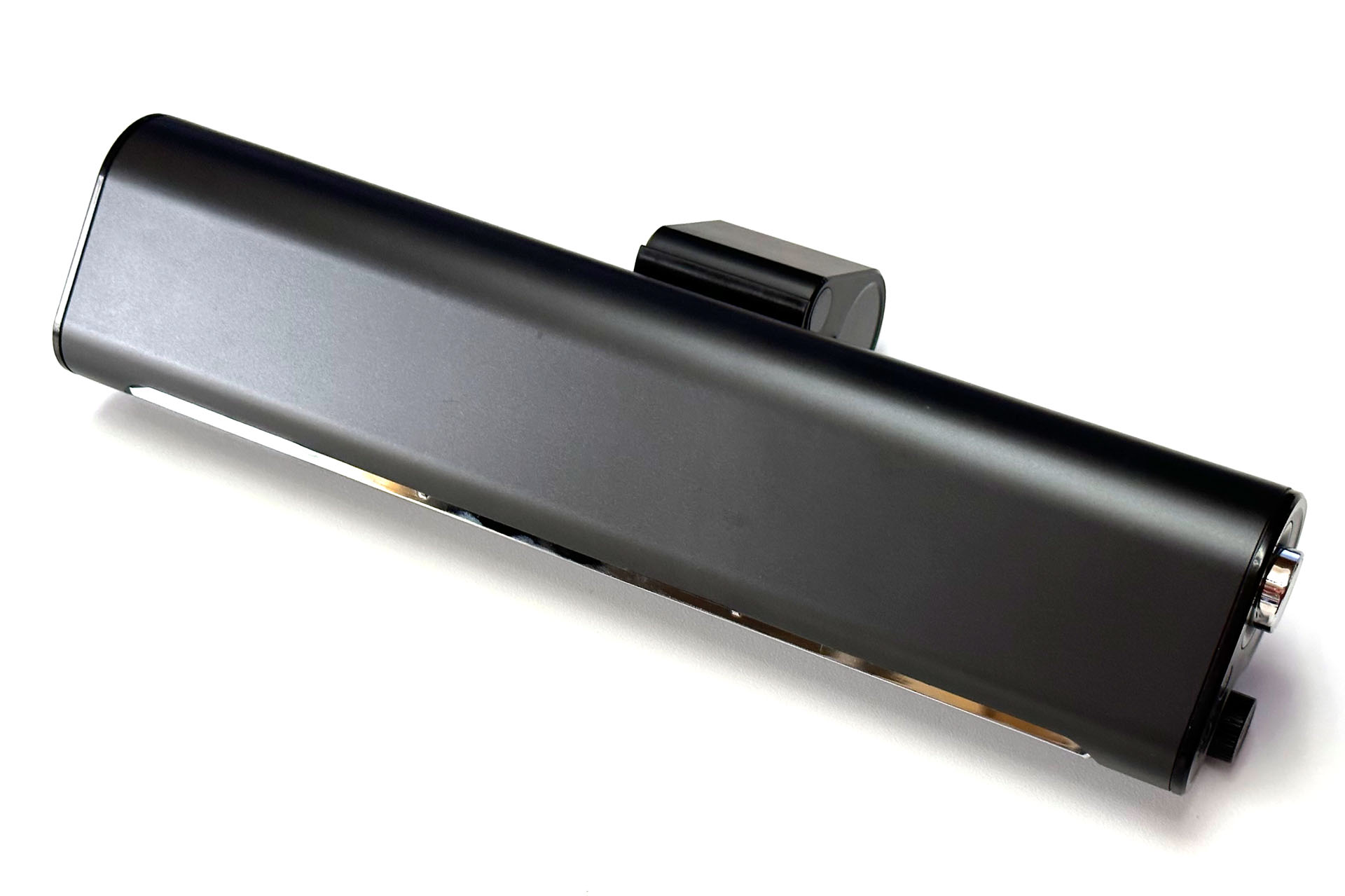 上部は平ら。軽いものならここに貼り付け設置できるかもしれない。Webカメラを貼ったりすると便利かも？