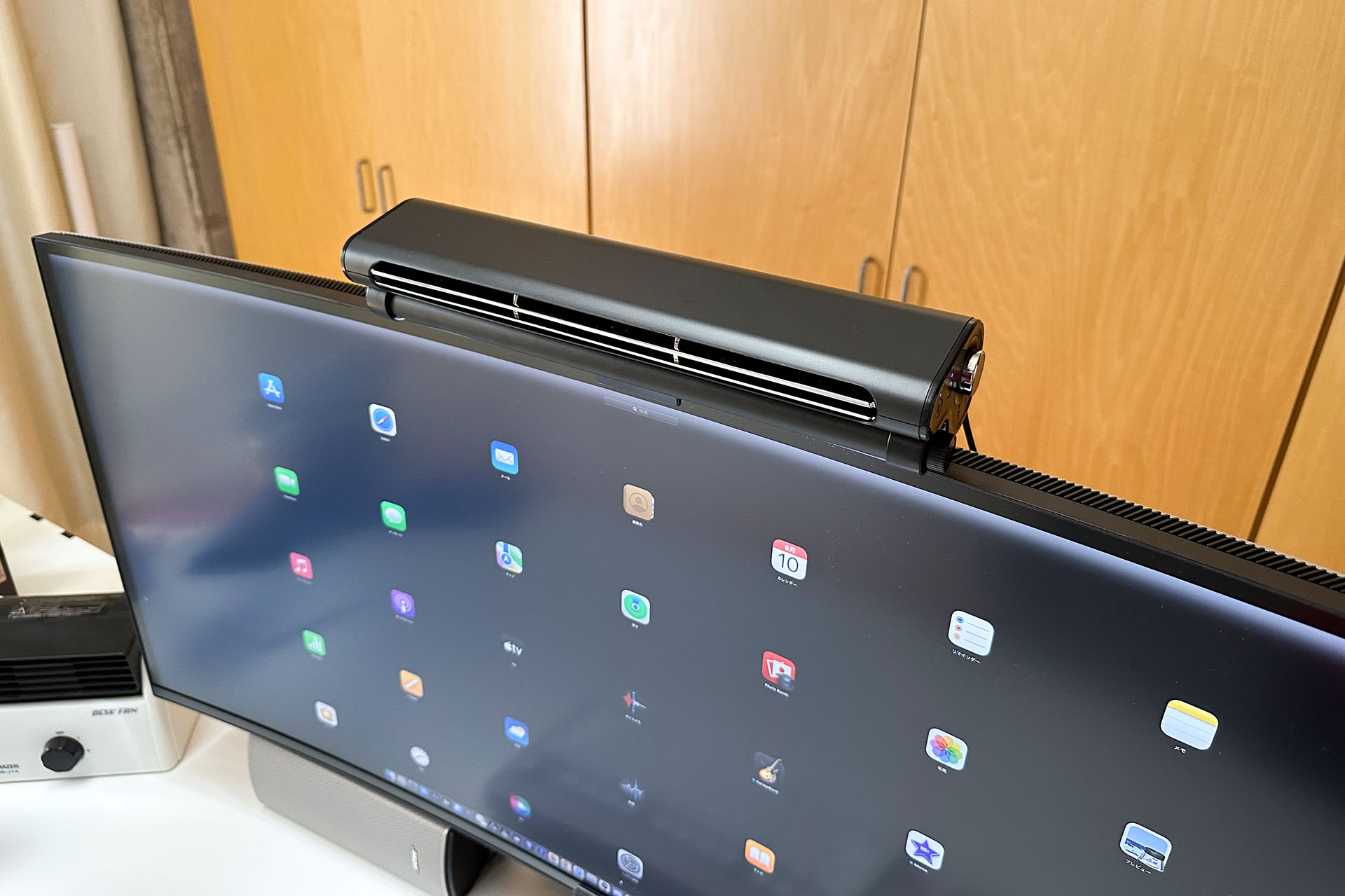 わりとアッサリした存在感。これまでもディスプレイ上に棒状のLEDライトを置いていたからというのもあるが、「ディスプレイ上部になにかが現れた」的な違和感はない。