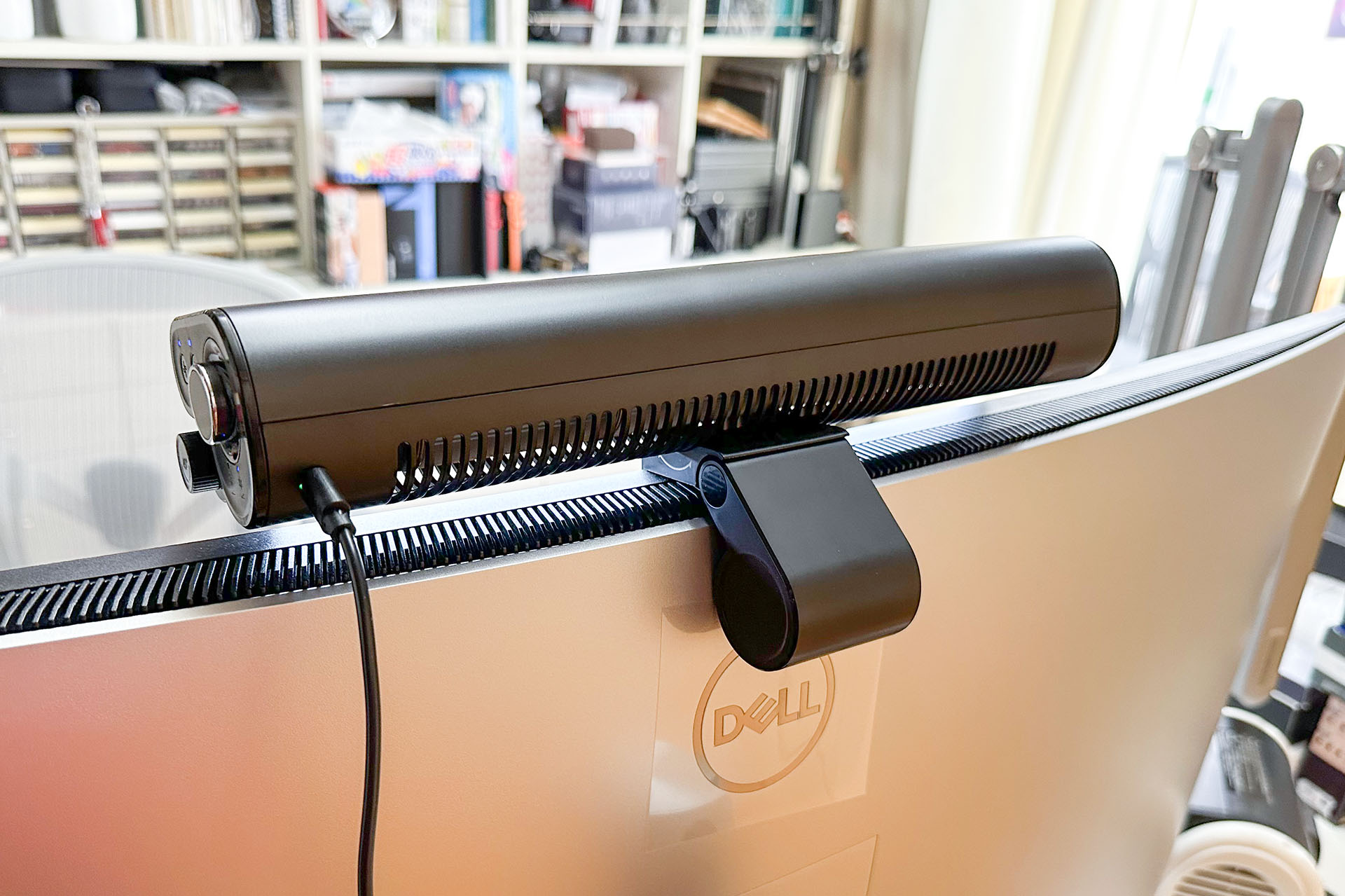 後ろから。USBケーブルやスイッチ類は後ろから見て左側（前から見て右側）に集中している。