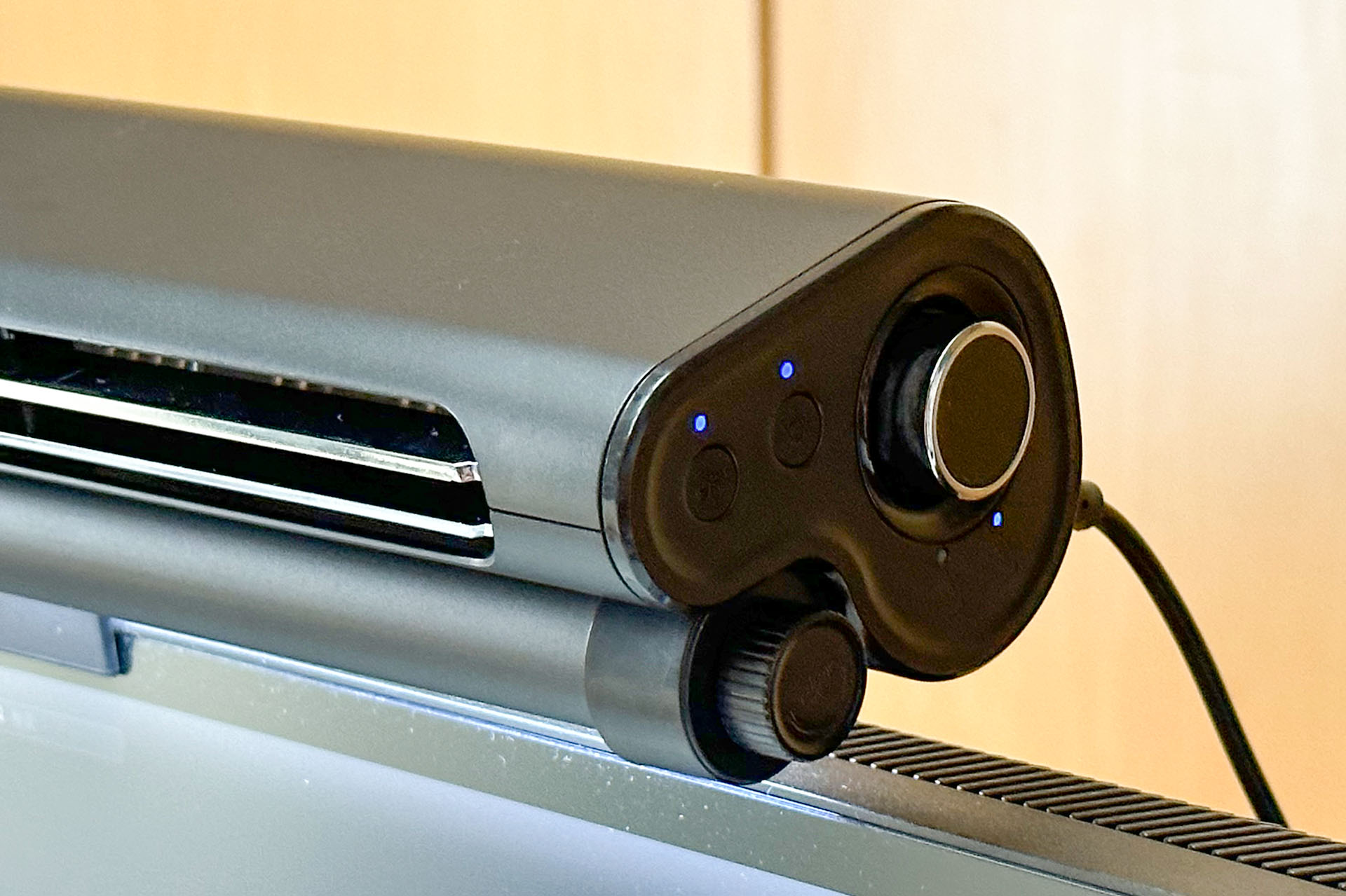 前方から。向かって右側にスイッチ類が集中している。