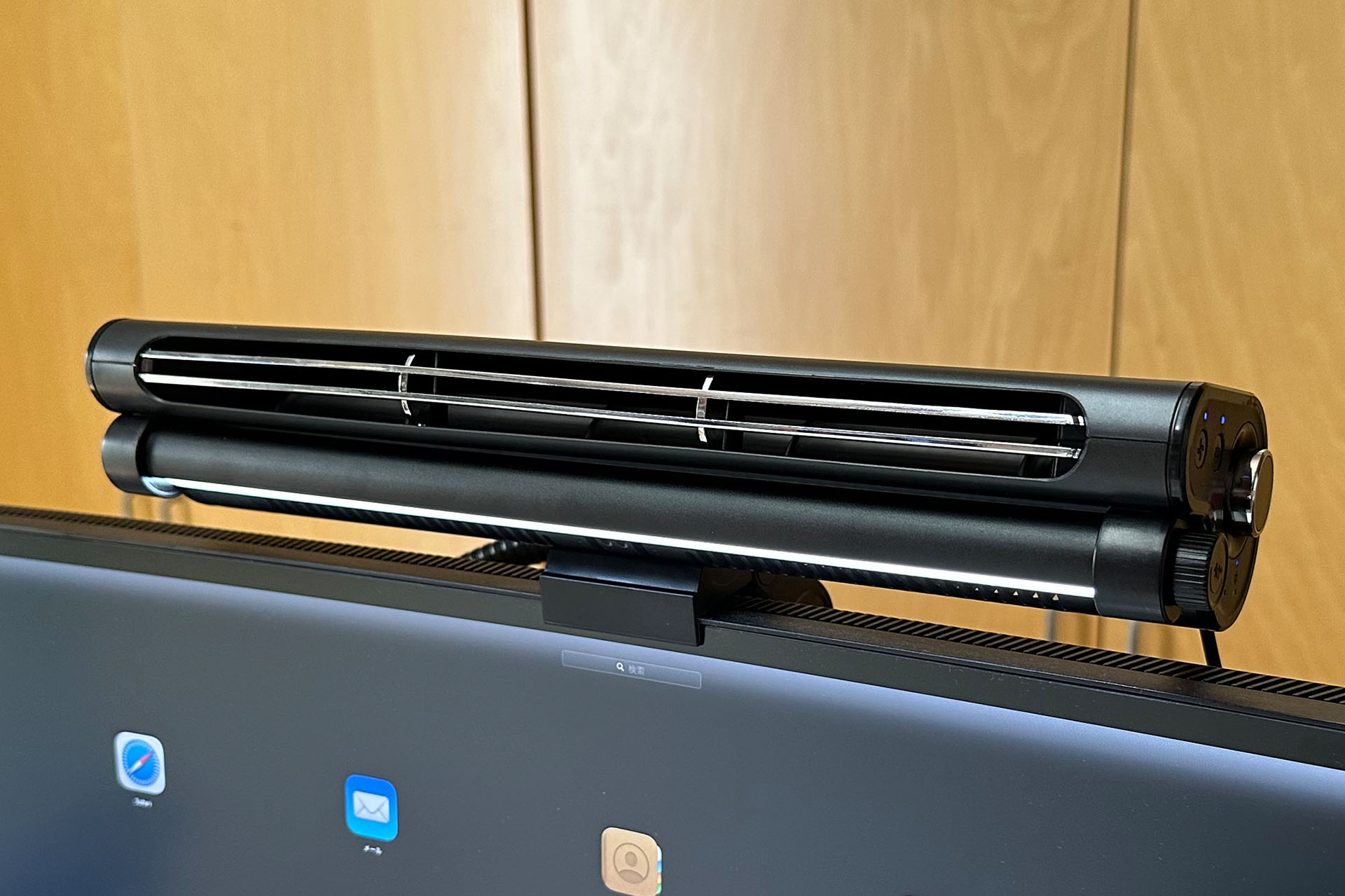 風は横長のスリットから噴き出る。