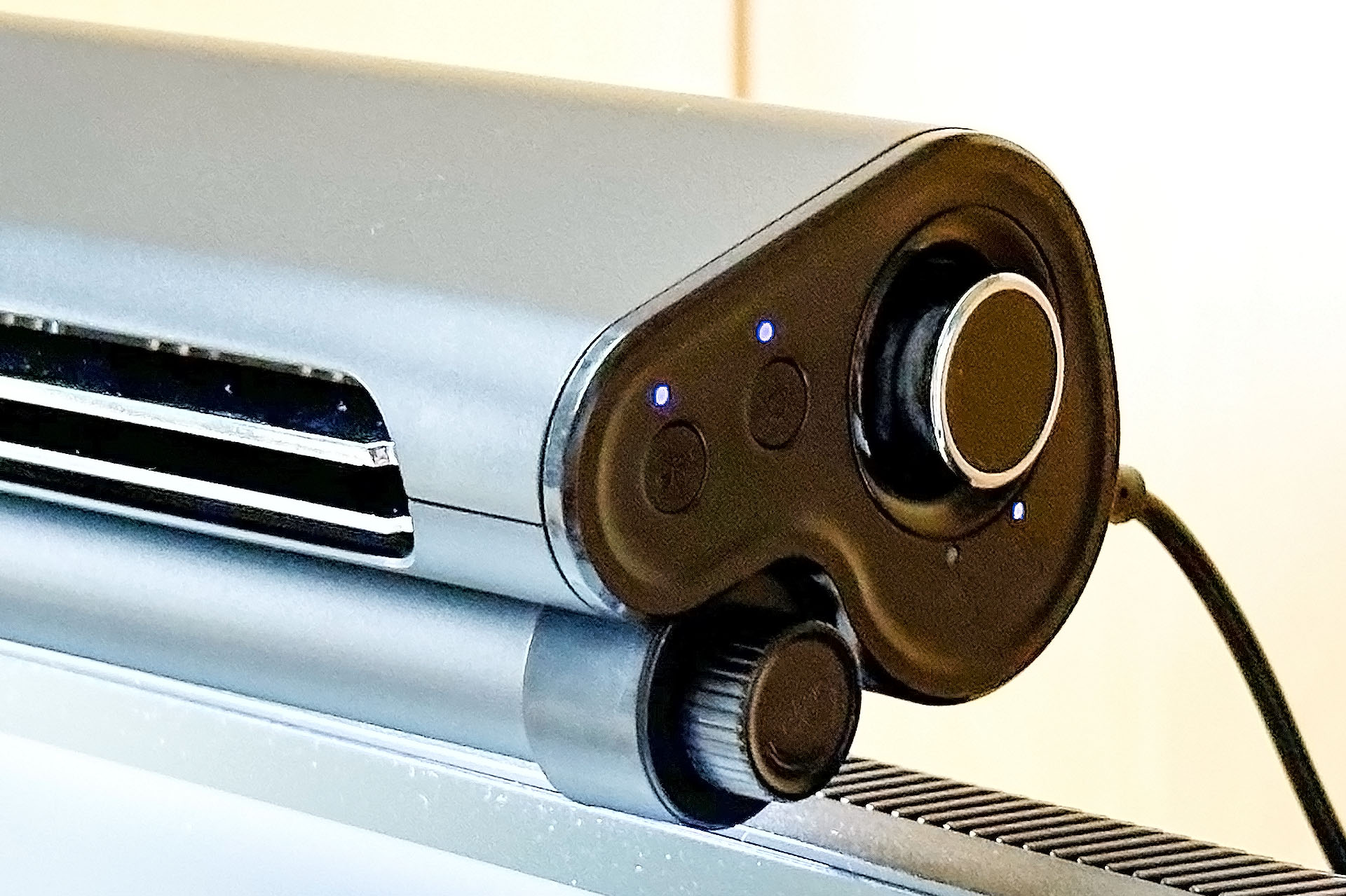 本体に向かって右側にある操作部。銀色のフチがある丸いツマミを回して風量や光量を調節するが、風量・光量の調節の切り替えはツマミを押し込む操作となる。