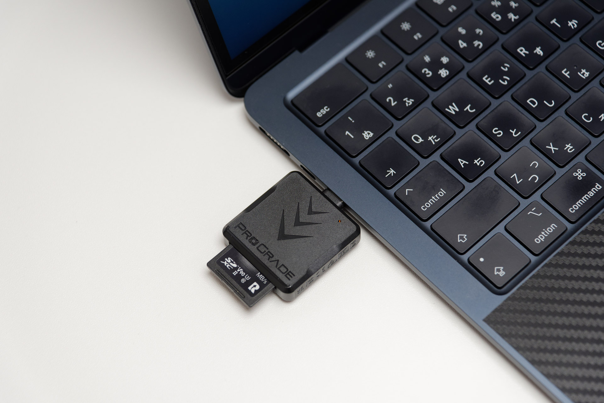 SDカードリーダーが隣のType-Cポートを遮るので、これ1つしか周辺機器が使えないのが困った