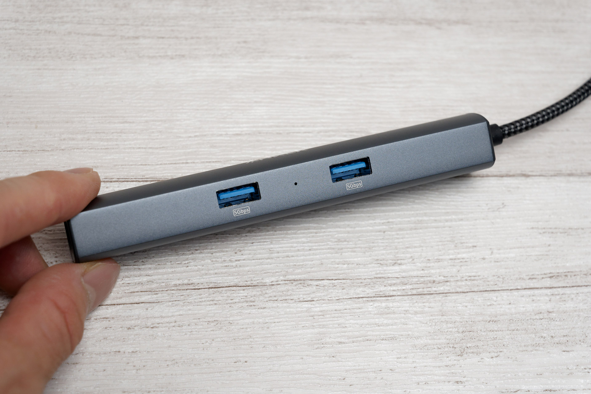 反対側にはUSB Type-Aポートが2つ