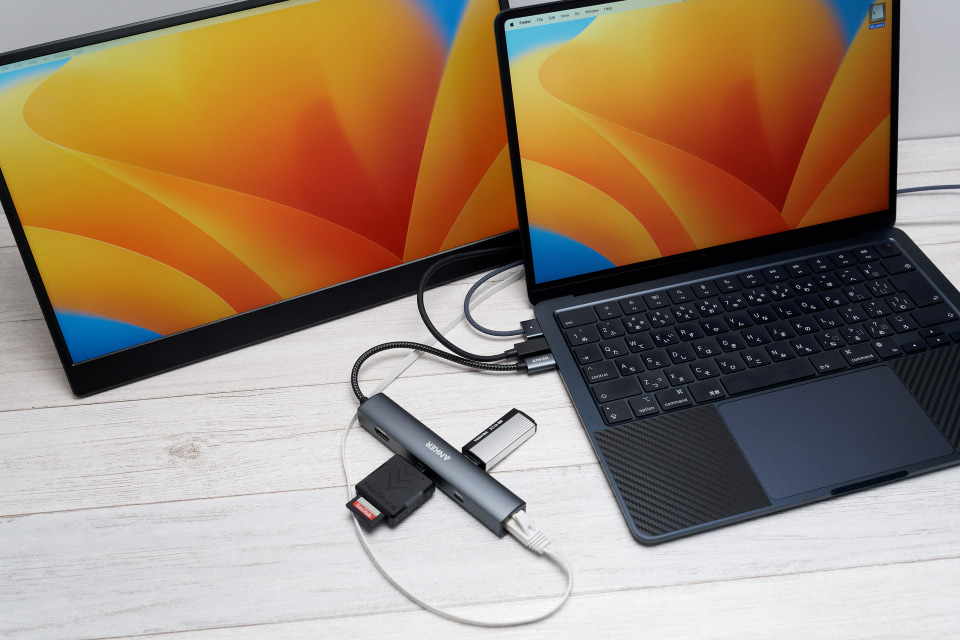 MacBookに「細」で「長」なUSBハブ、使用時もそうじゃないときも MacBookに「細」で「長」なUSBハブ、使用時もそうじゃないときも