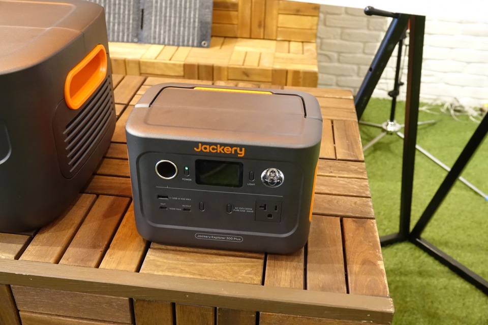 Jackery、スーツケースのように持ち運べるリン酸鉄の大型