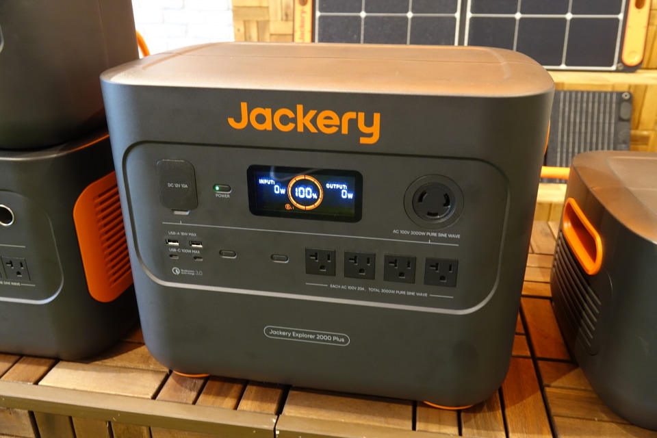 Jackery、スーツケースのように持ち運べるリン酸鉄の大型ポータブル