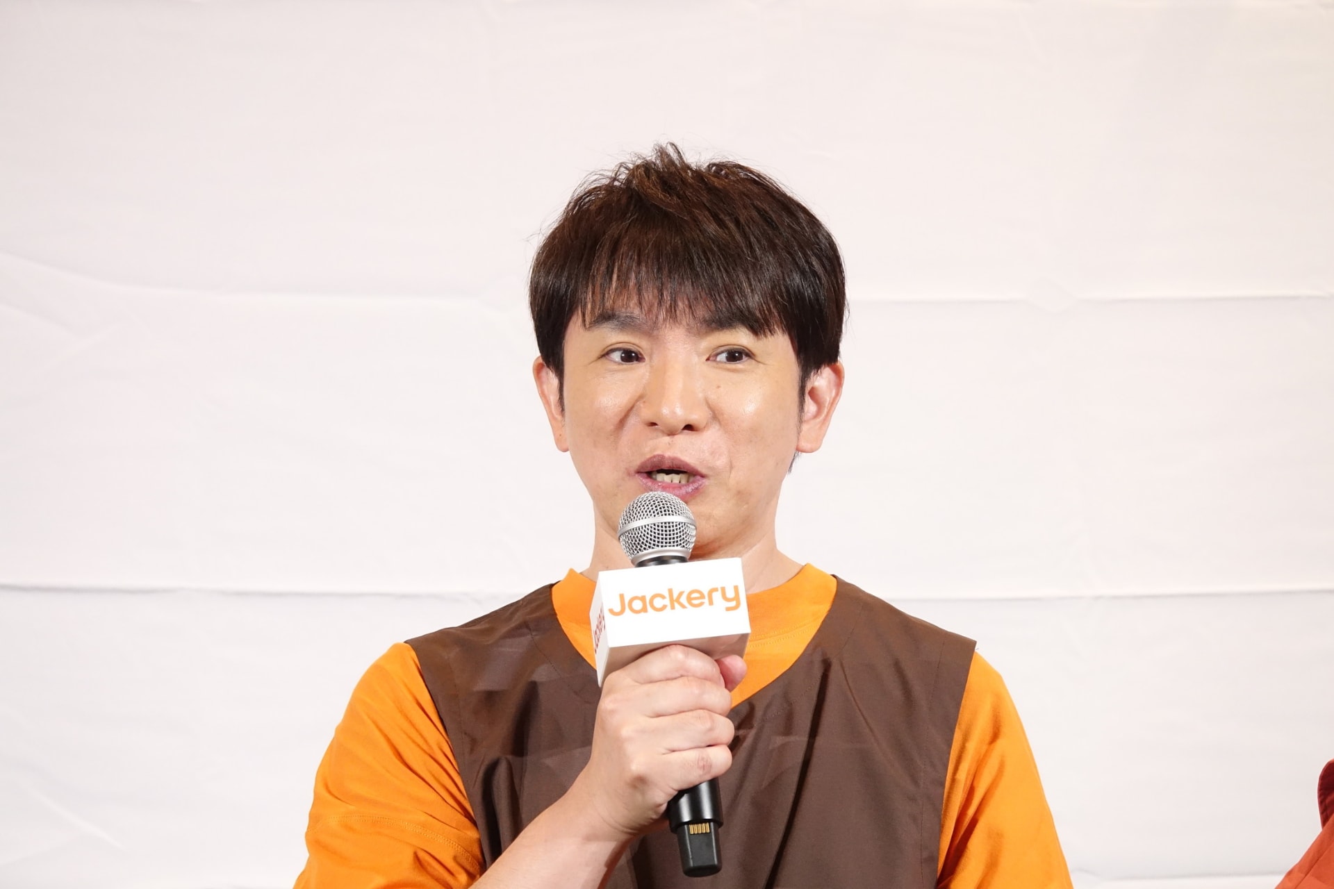 発表の場にはタレントの濱口優と南明奈が夫婦で出演。新型ポータブル電源の性能に驚く場面も