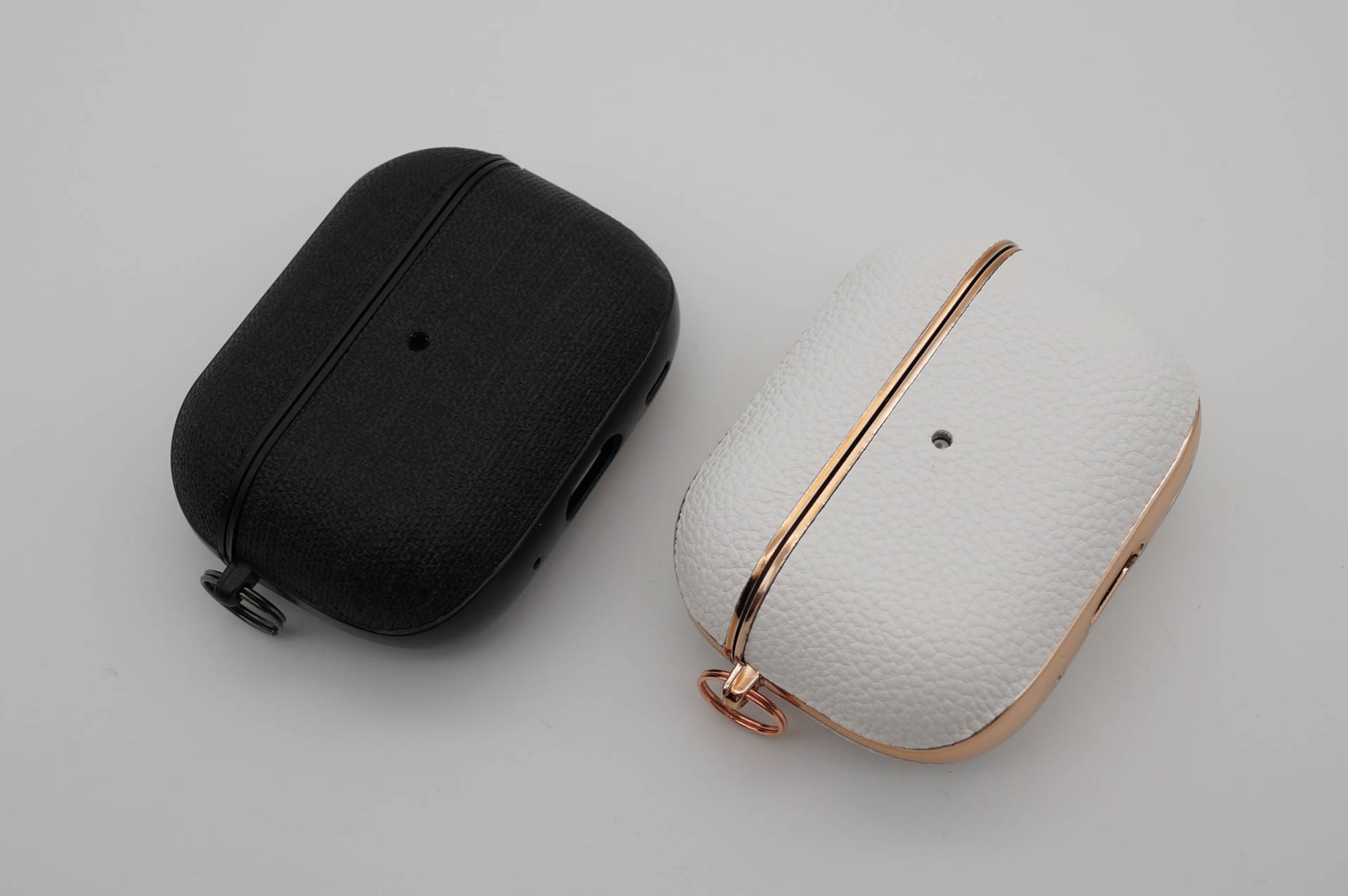 emboss-white（右）とfabric-black（左）