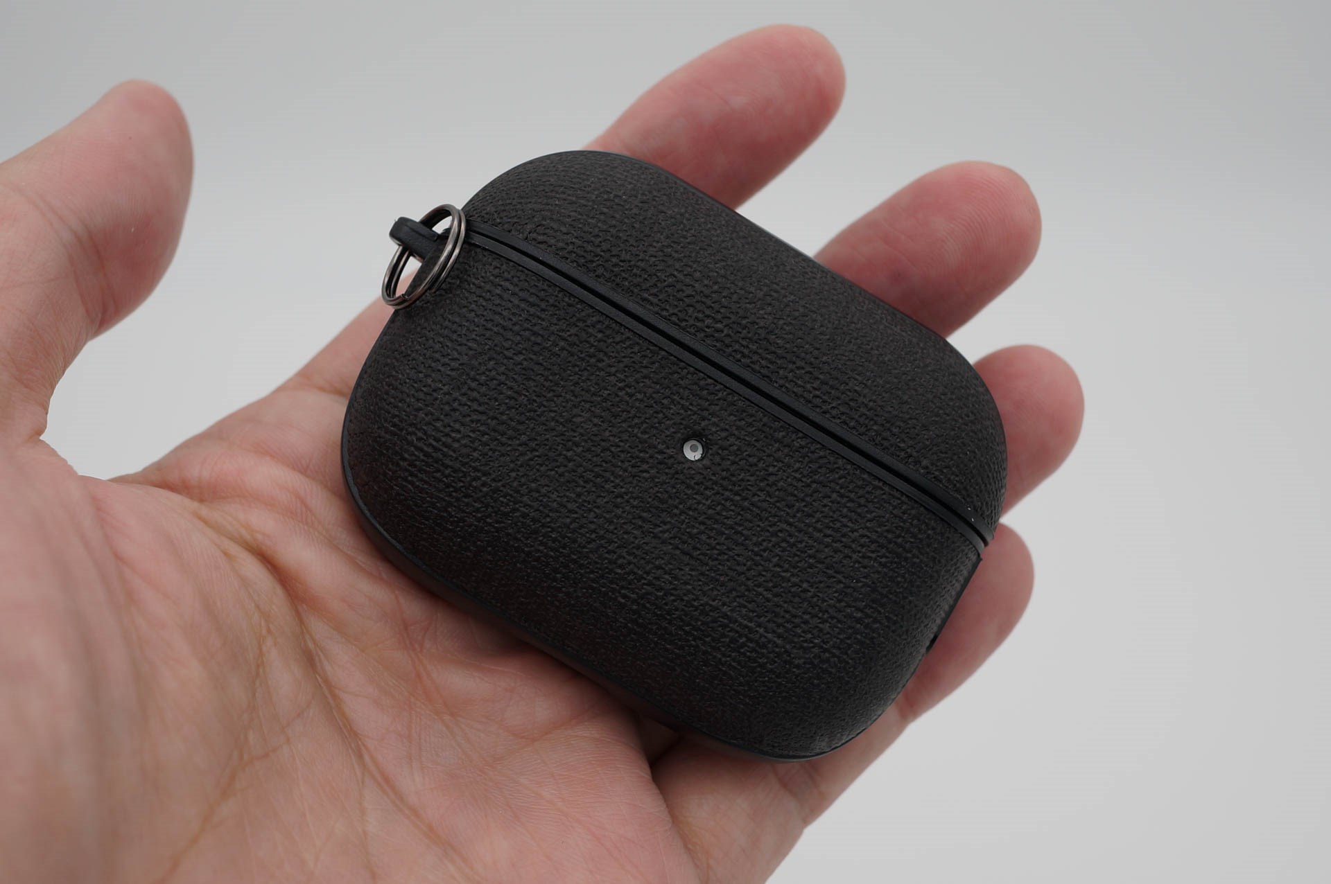 <a href="https://unicase.jp/iphone-goods/case/95569.html" class="strong bn" target="_blank">AirPods Pro Texture Case（fabric-black）</a><br>ファブリック調の表面仕上げ