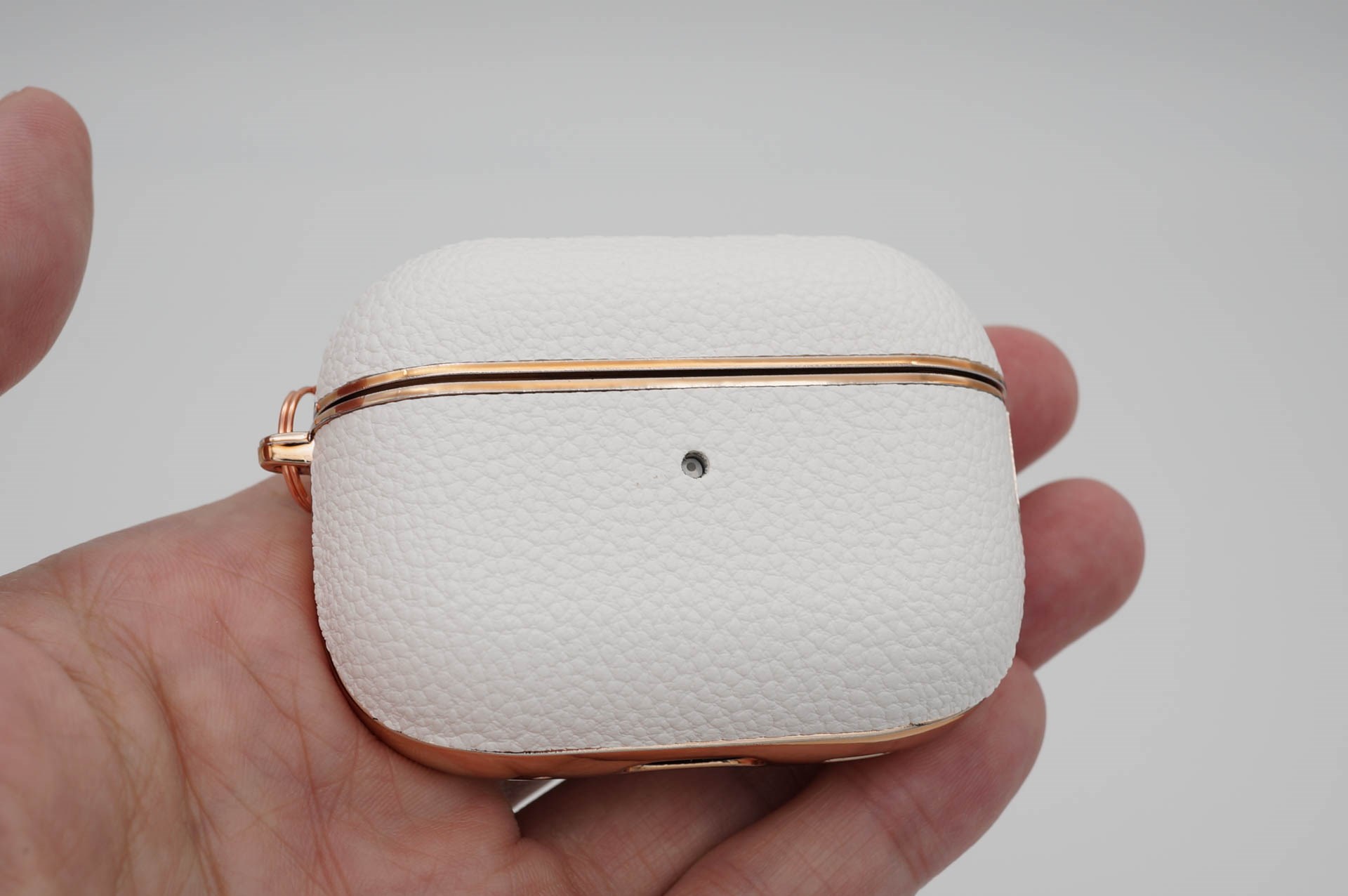 <a href="https://unicase.jp/iphone-goods/case/95568.html" class="strong bn" target="_blank">AirPods Pro Texture Case（emboss-white）</a><br>レザー調の表面仕上げ