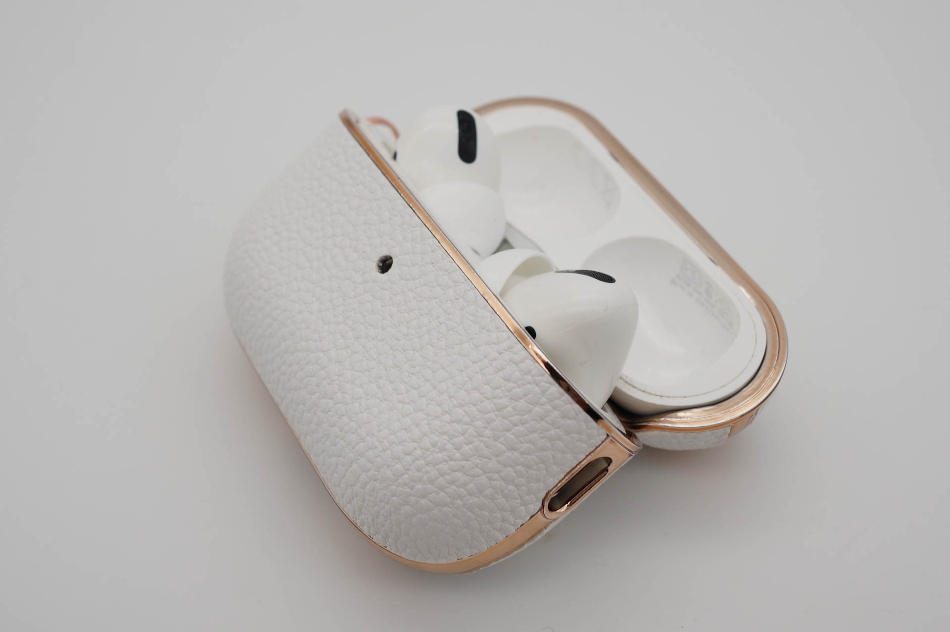 中身のAirPods Proも白いので開けても見た目がシンプル