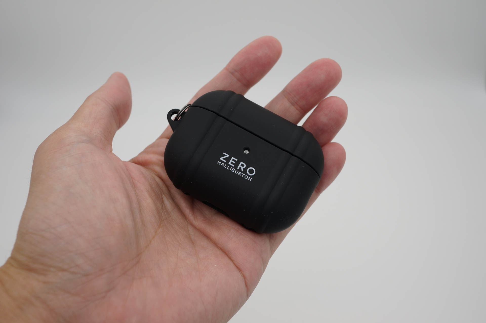 <a href="https://unicase.jp/iphone-goods/case/95571.html" class="strong bn" target="_blank">ZERO HALLIBURTON AirPods Pro Case（black)</a><br>ブラック。表面はラバー風で手触りも特徴的。若干の滑り止め効果もあるので、車のダッシュボードなどに入れるときもカタカタ言いにくい