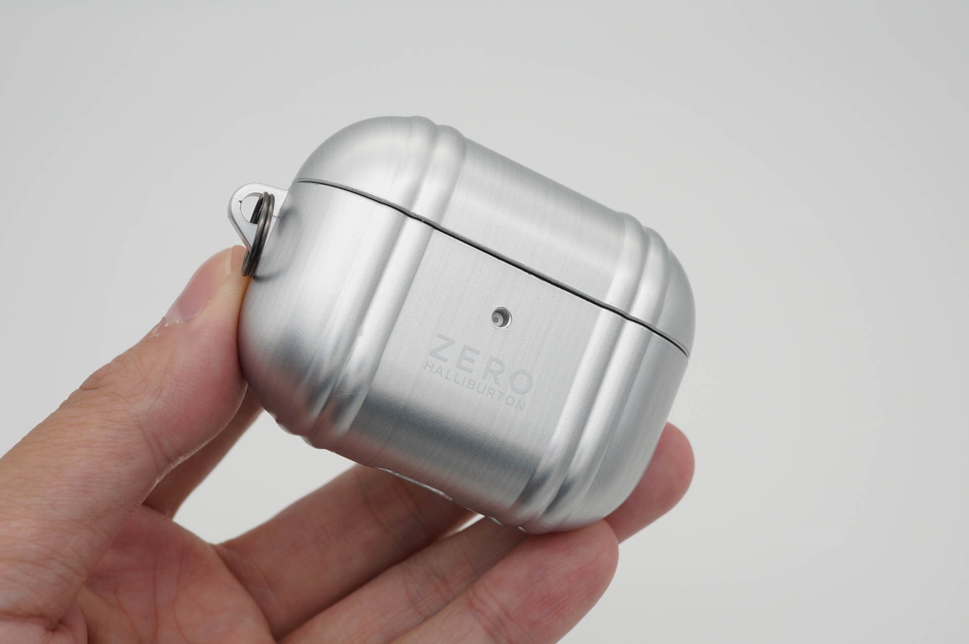 <a href="https://unicase.jp/iphone-goods/case/95570.html" class="strong bn" target="_blank">ZERO HALLIBURTON AirPods Pro Case（matte silver)</a><br>オーソドックスなシルバーモデル