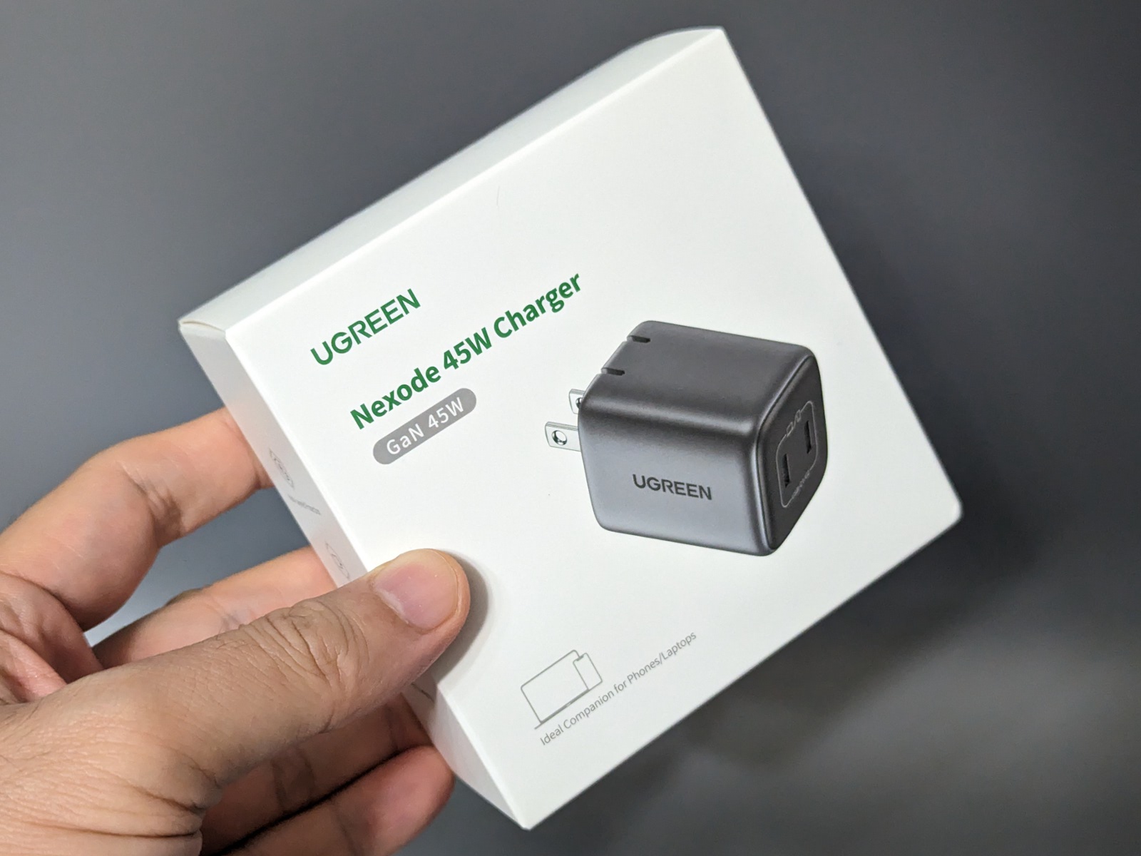 パッケージはシンプル。GaN採用であることが明記されている