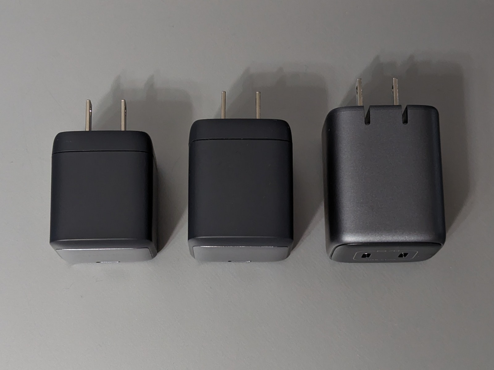 奥行きも本製品（右）がもっともあるが、壁面コンセントに挿した時の安定感は高い