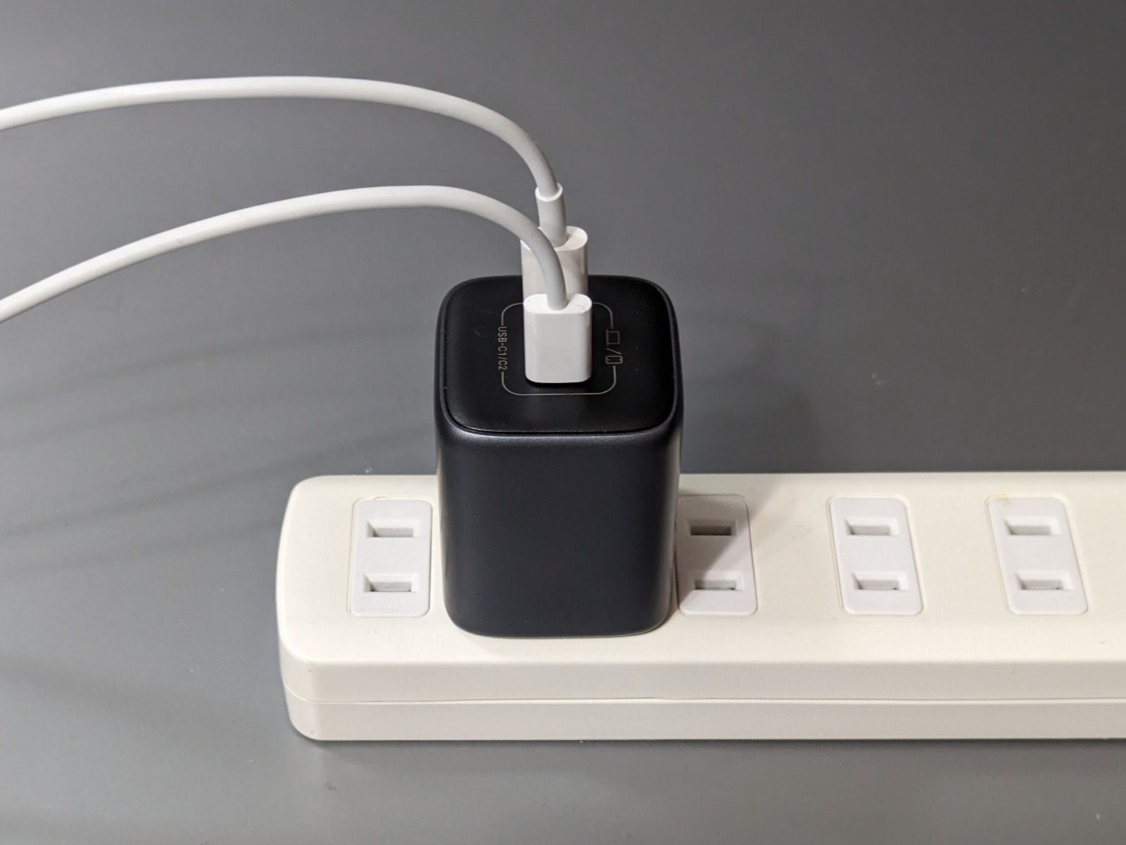 コンセントに挿した状態。左右のポートには干渉する場合もあればしない場合もある