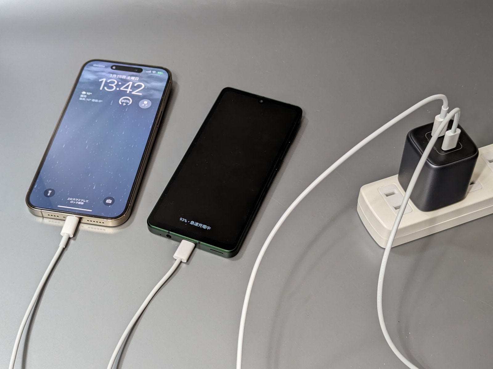 2台のスマホを同時充電中。25Wおよび20Wの急速充電が行える