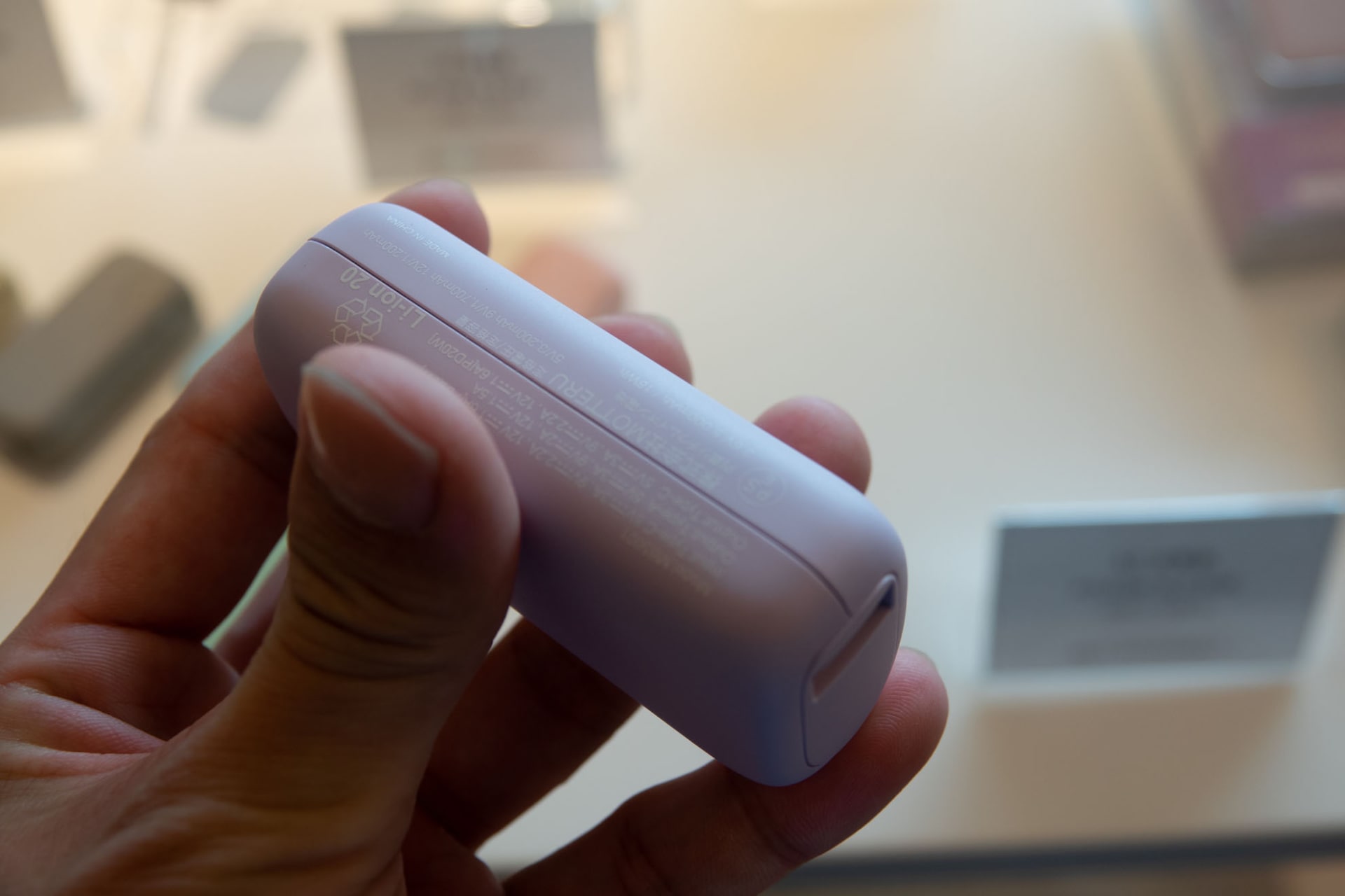 丸みを帯びたデザイン。小さいカバンにも収納しやすい