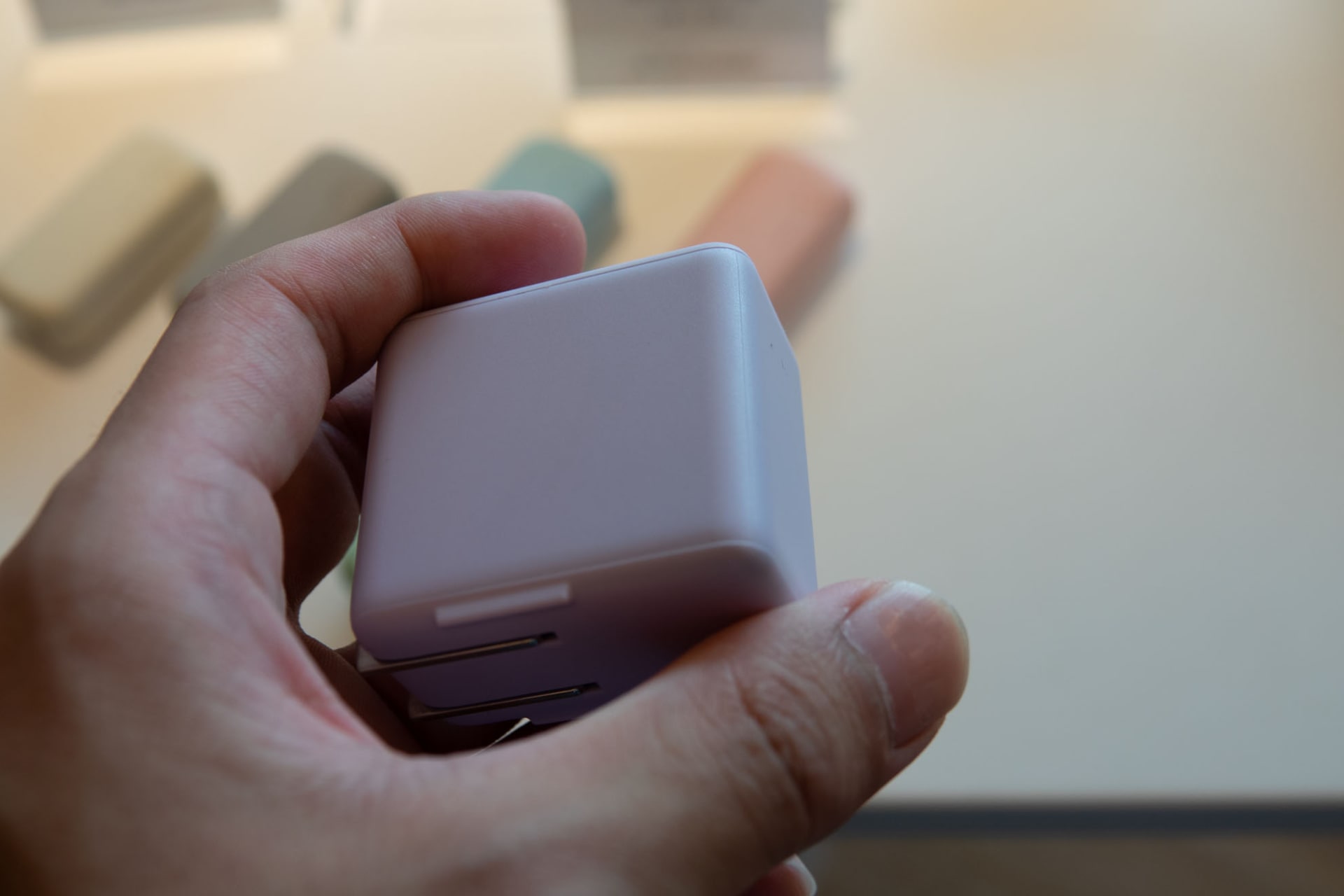 デザイン性だけでなく、必要な性能も抑えた充電器