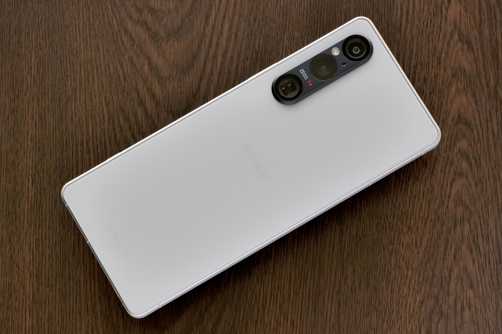 「Xperia 1 V」。端末外装の質感が素晴らしい