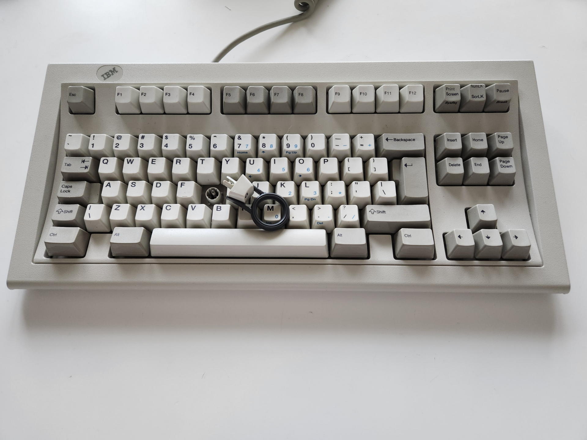 キートップ引き抜き工具で目的のキーキャップの上からカチッと音がするまで押し下げキーキャップの上下か左右を挟んで引き上げるだけだ