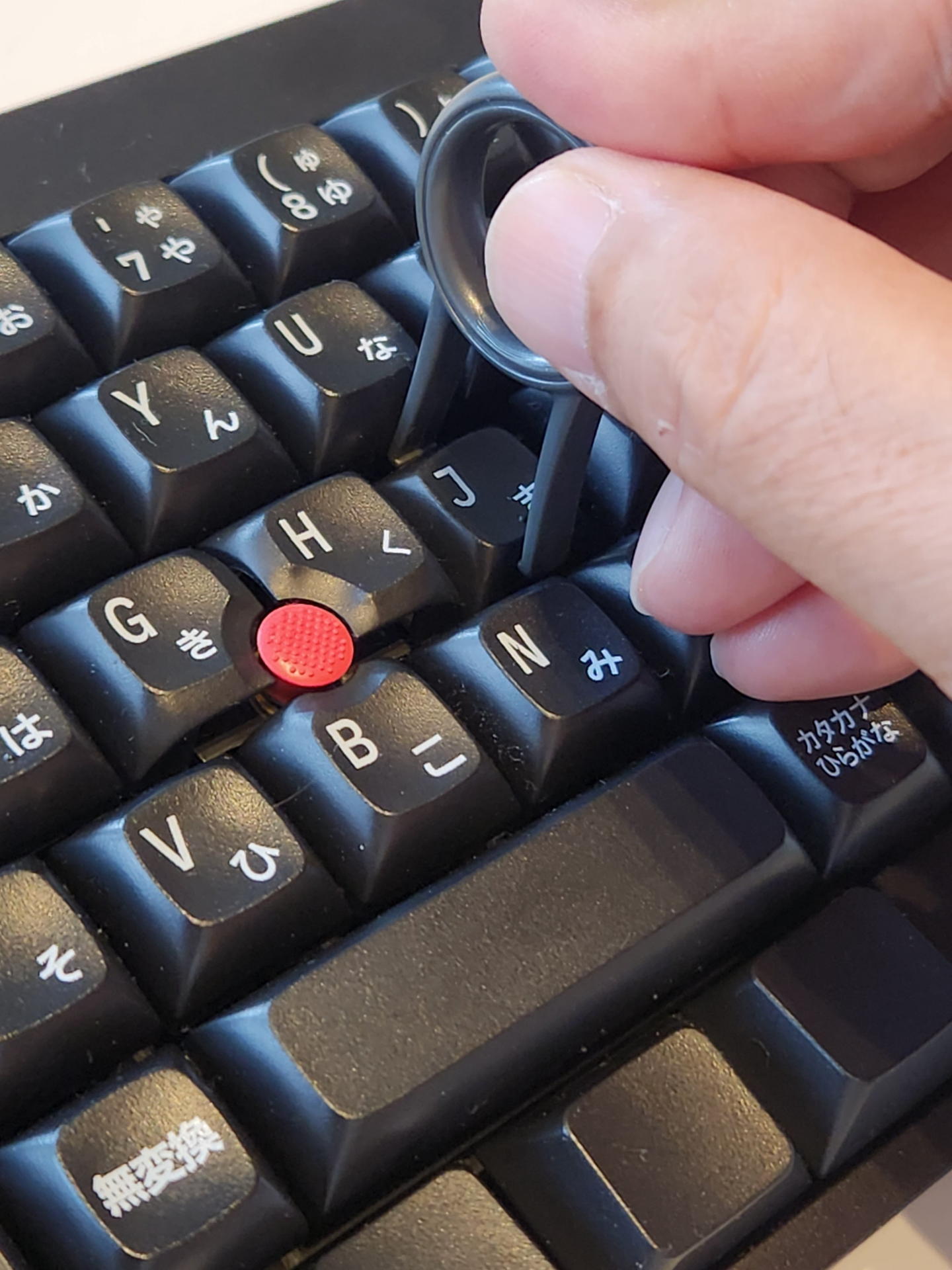 キーボードのお掃除の主役はロングブラシだ。キーキャップを外すとキースイッチが見えるのでお掃除は極めて楽だ