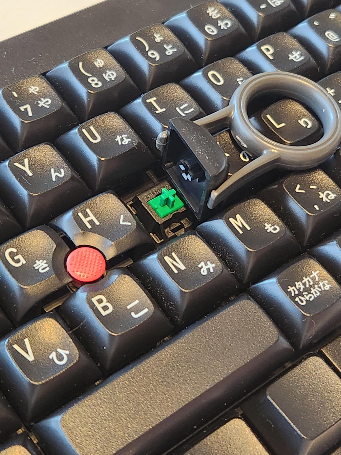 キーボードのお掃除の主役はロングブラシだ。キーキャップを外すとキースイッチが見えるのでお掃除は極めて楽だ