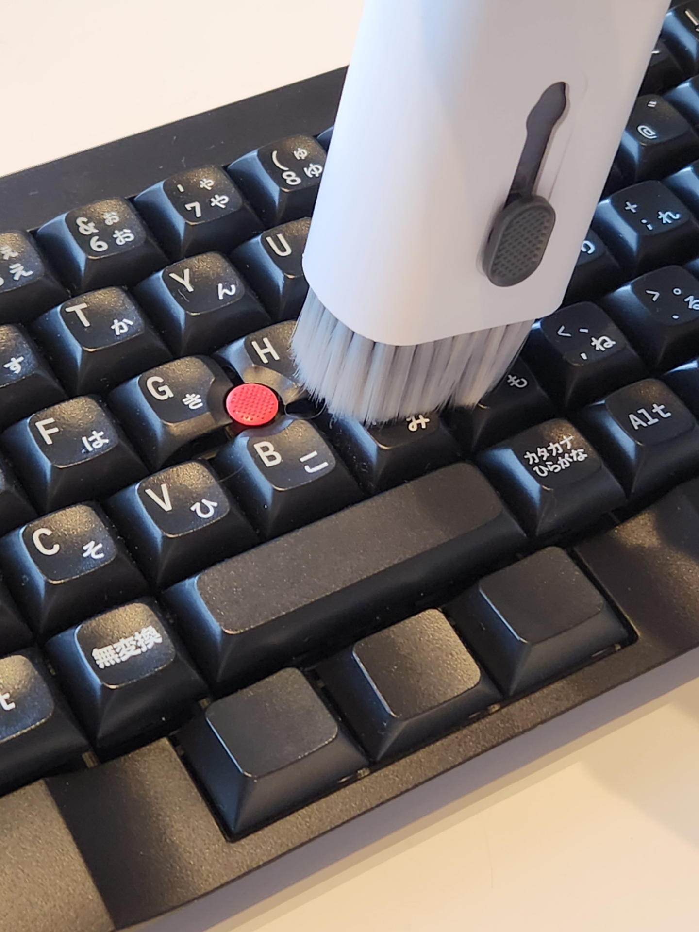 キーボードのお掃除の主役はロングブラシだ。キーキャップを外すとキースイッチが見えるのでお掃除は極めて楽だ